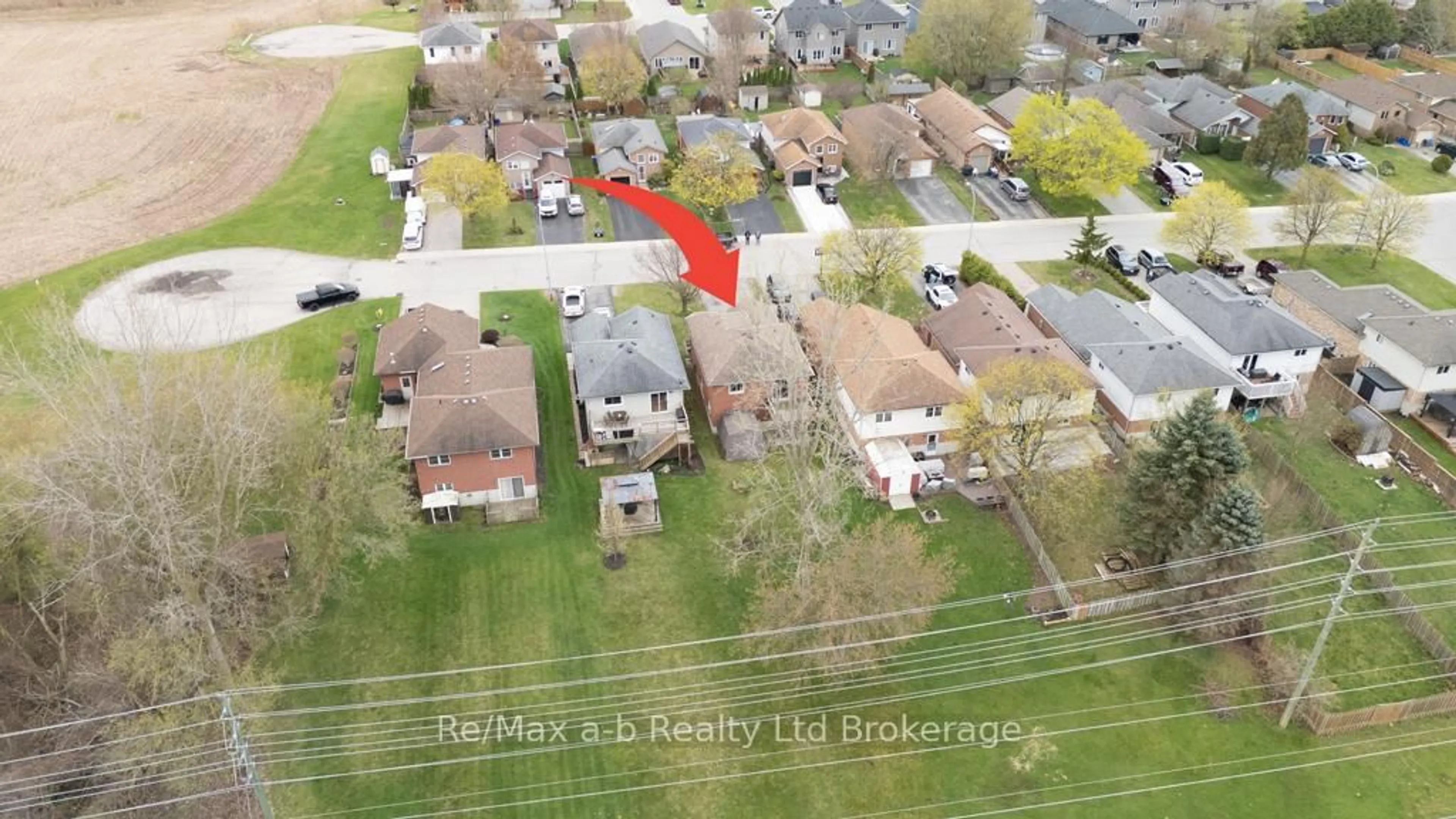 A pic from outside/outdoor area/front of a property/back of a property/a pic from drone, street for 72 Joseph St, Tillsonburg Ontario N4G 5M1