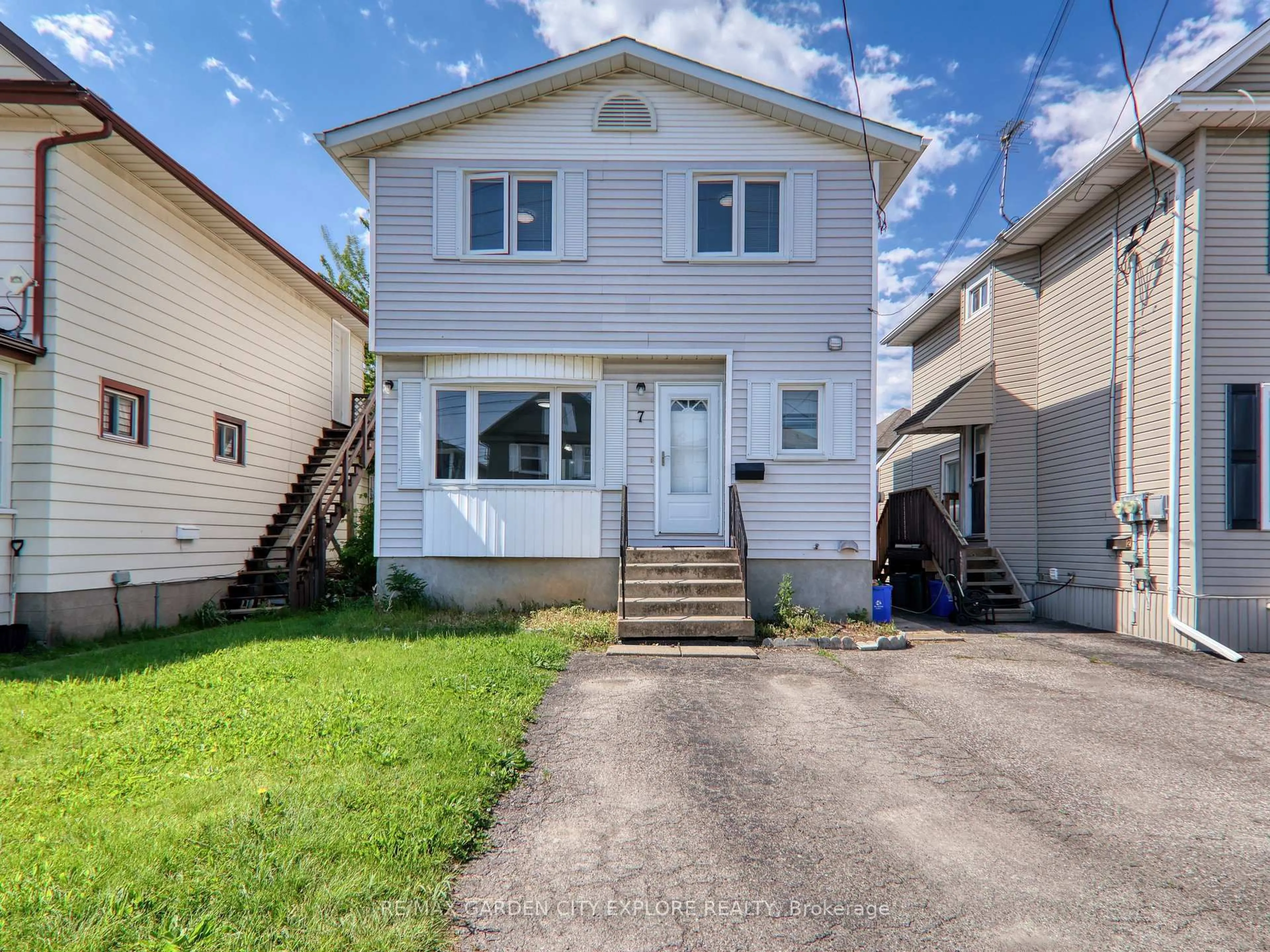 Home with vinyl exterior material, street for 7 Violet St, St. Catharines Ontario L2S 2X1