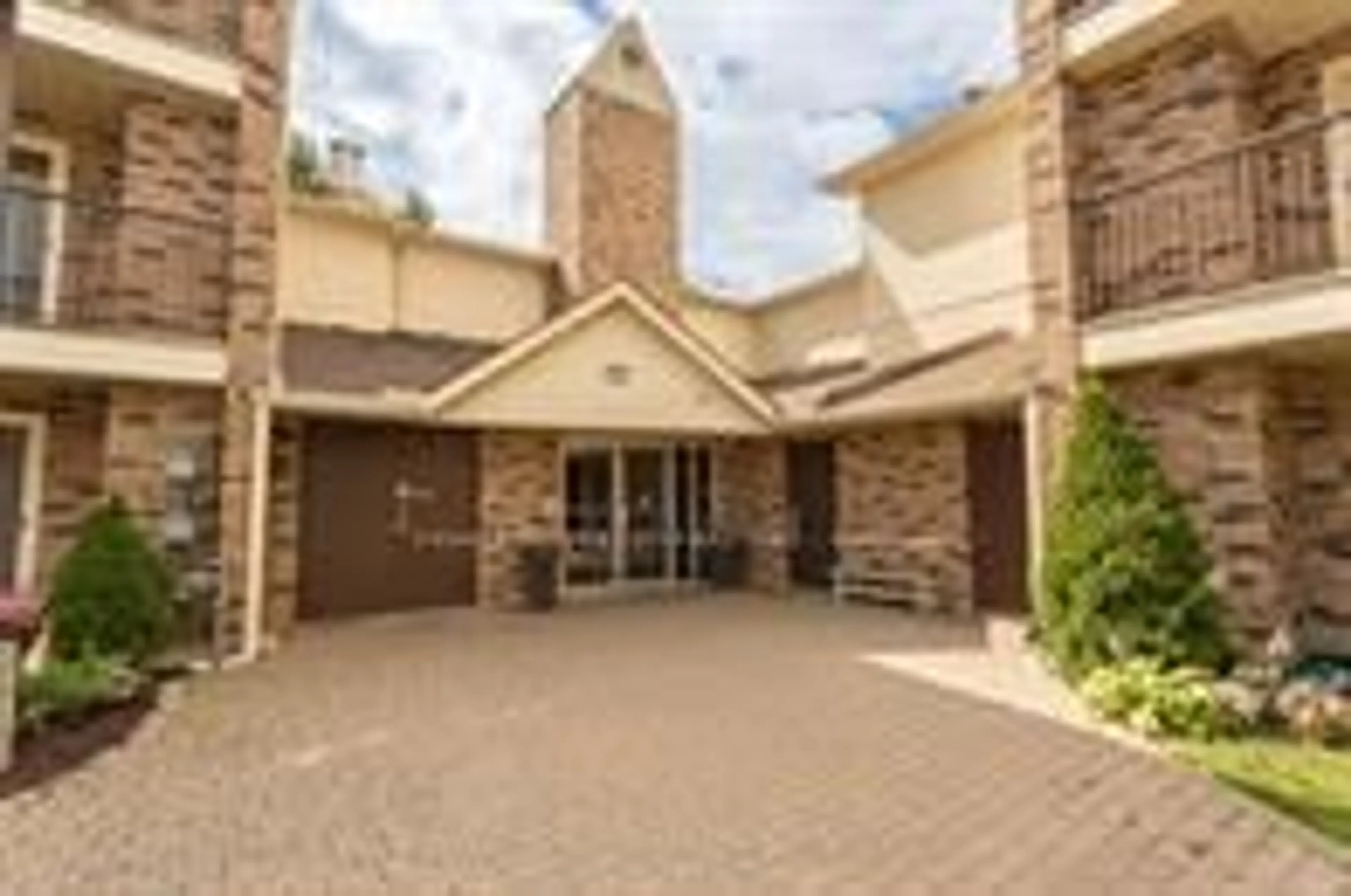 Indoor foyer for 440 WELLINGTON St #209, St. Thomas Ontario N5R 5X5