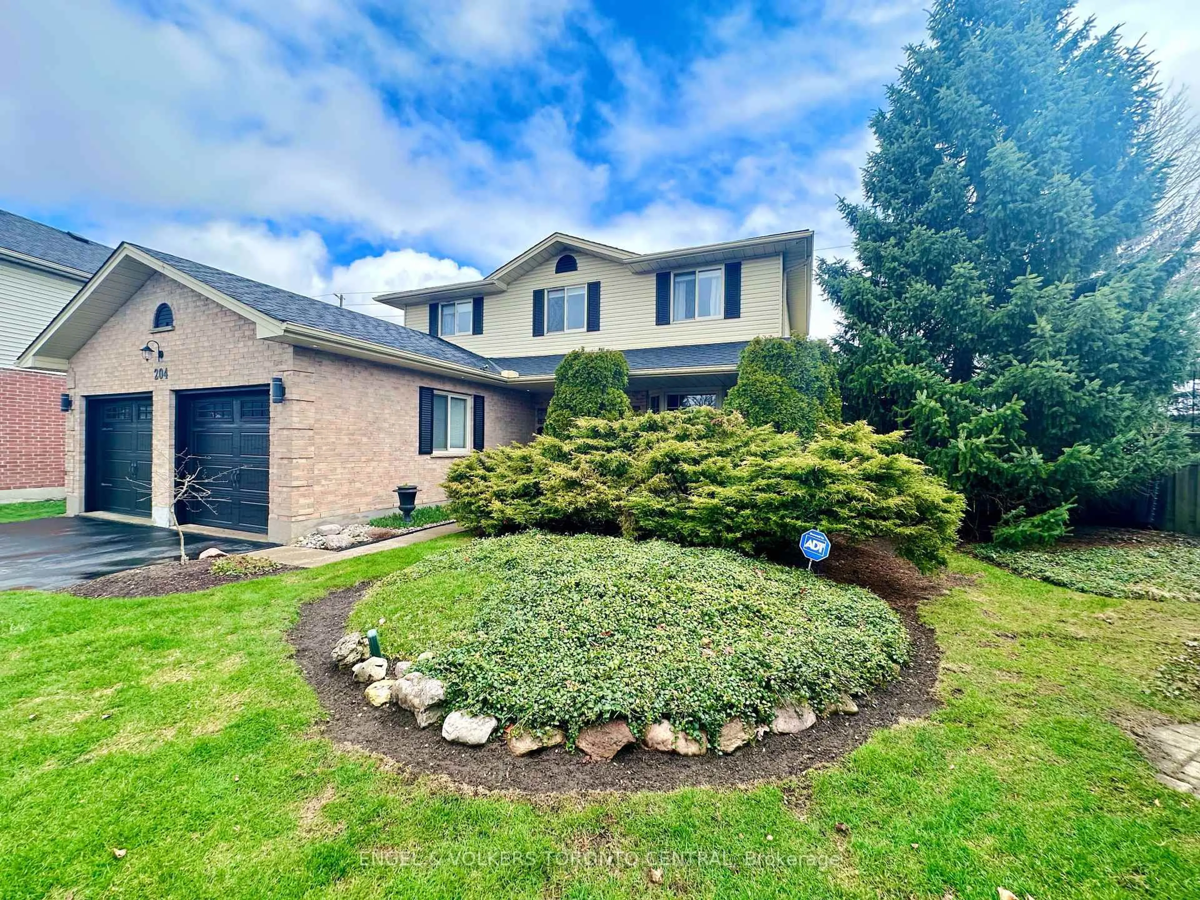 A pic from outside/outdoor area/front of a property/back of a property/a pic from drone, unknown for 204 Killarney Grve, London North Ontario N5X 3X6