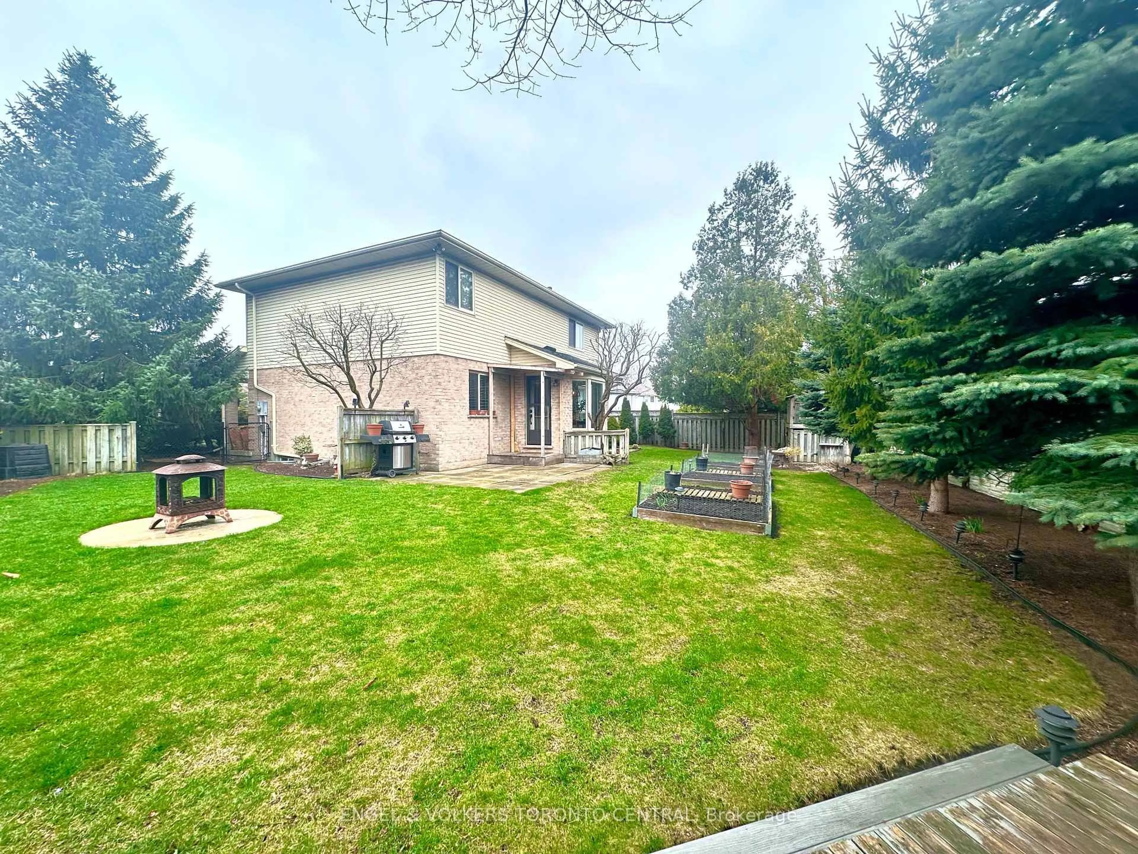 A pic from outside/outdoor area/front of a property/back of a property/a pic from drone, unknown for 204 Killarney Grve, London North Ontario N5X 3X6