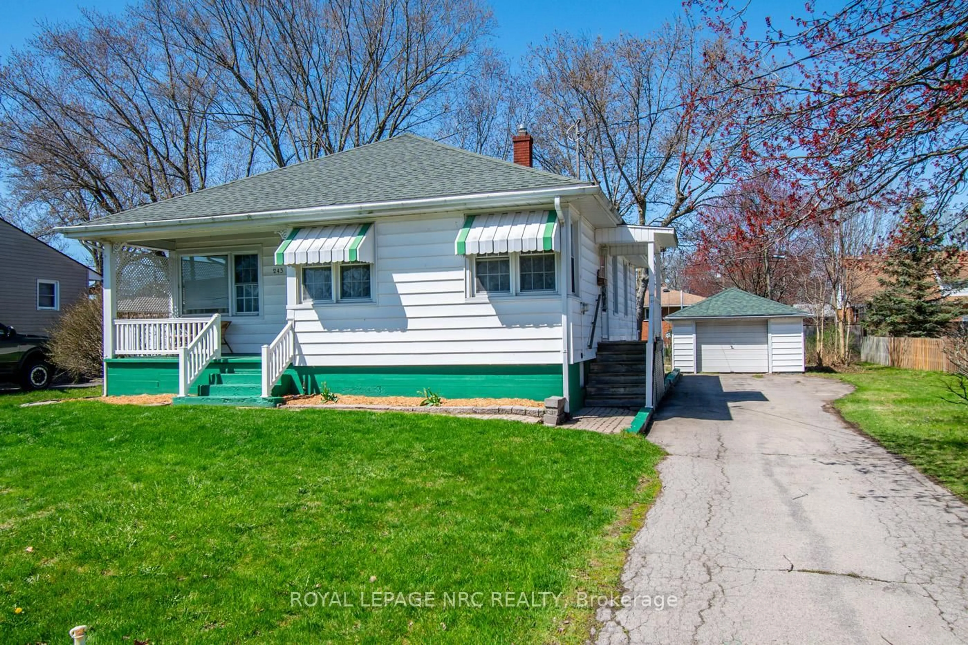 Home with vinyl exterior material, street for 243 Knoll St, Port Colborne Ontario L3K 5B7