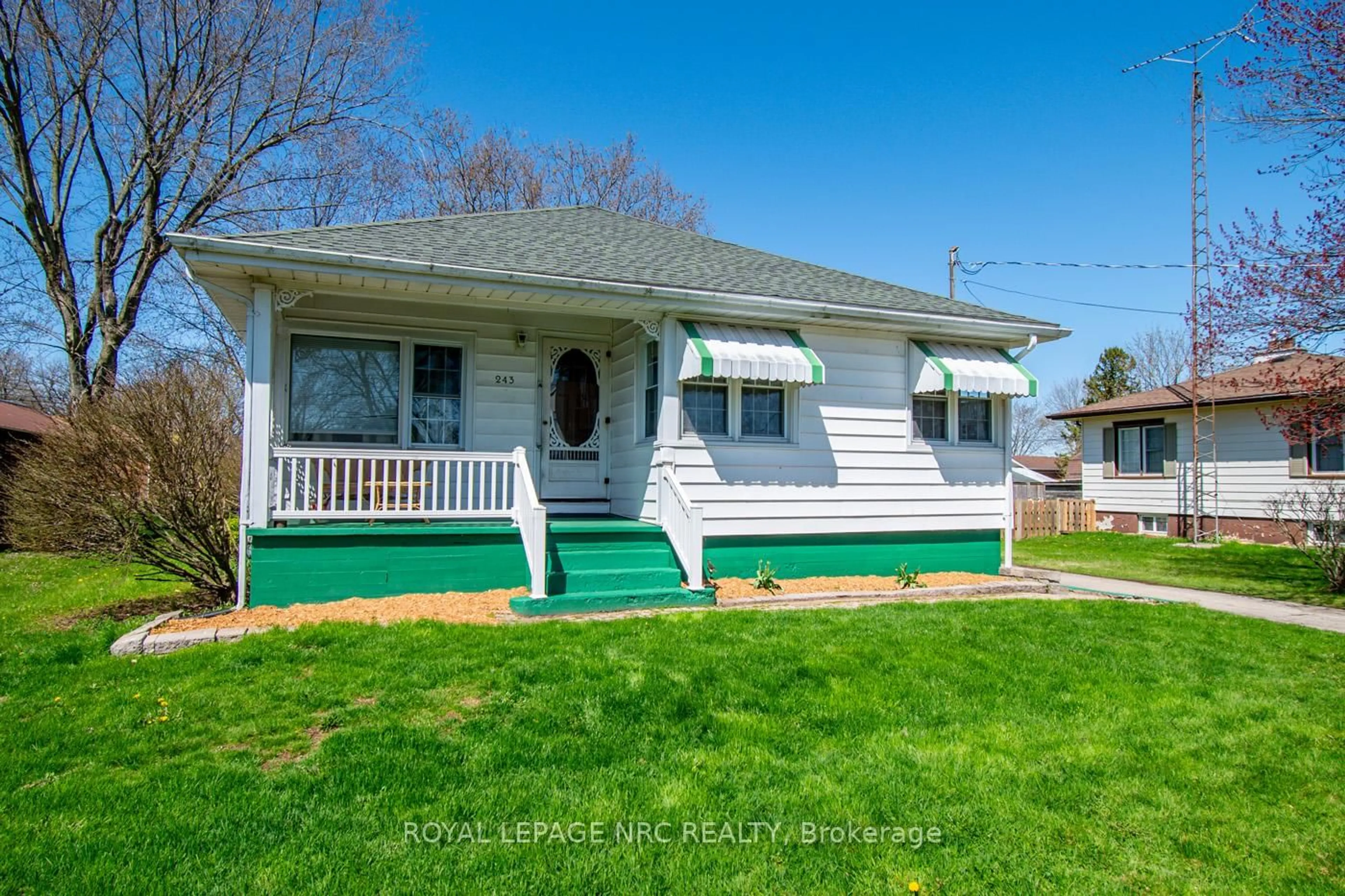 Home with vinyl exterior material, street for 243 Knoll St, Port Colborne Ontario L3K 5B7