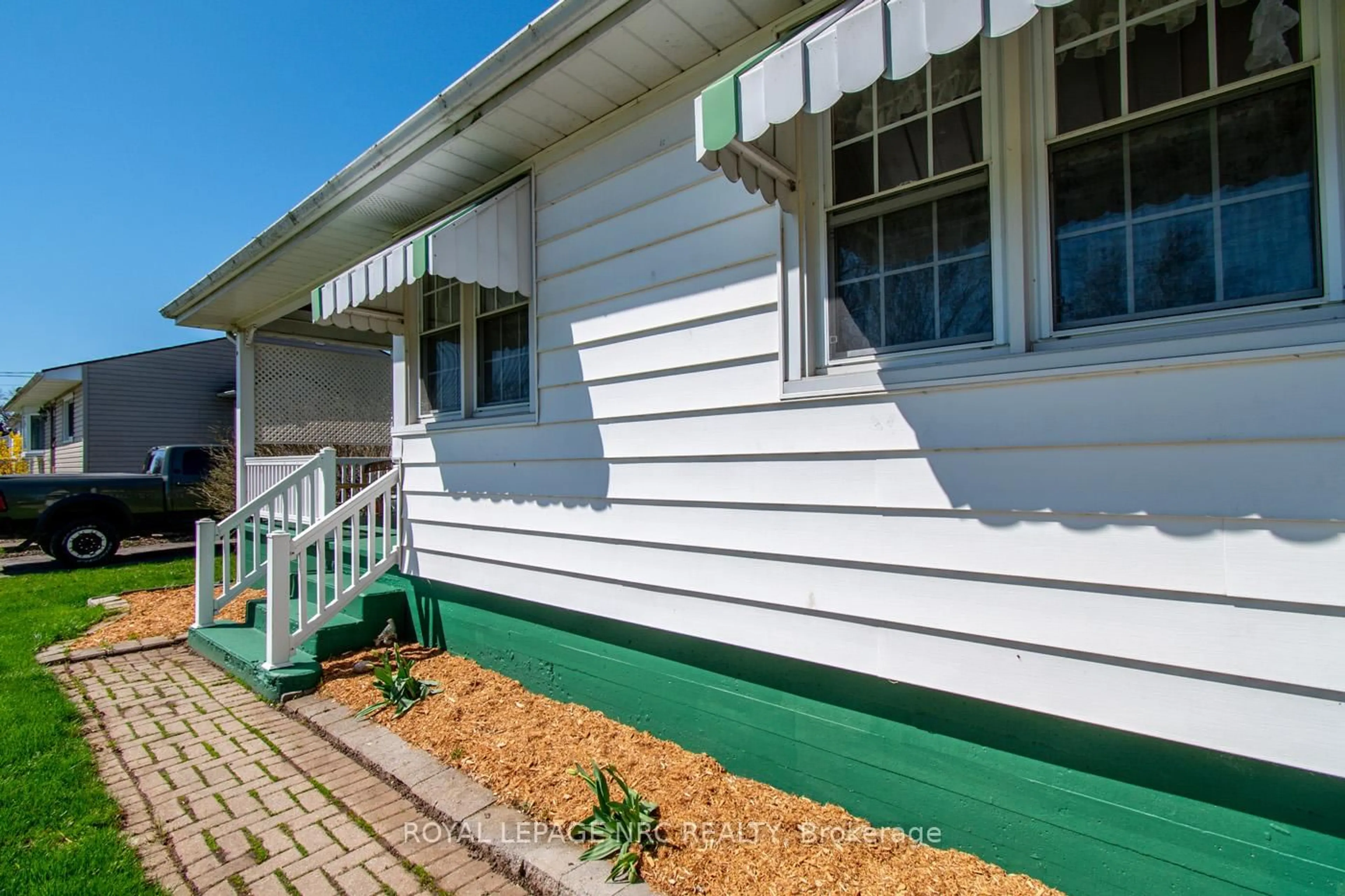 Home with vinyl exterior material, street for 243 Knoll St, Port Colborne Ontario L3K 5B7