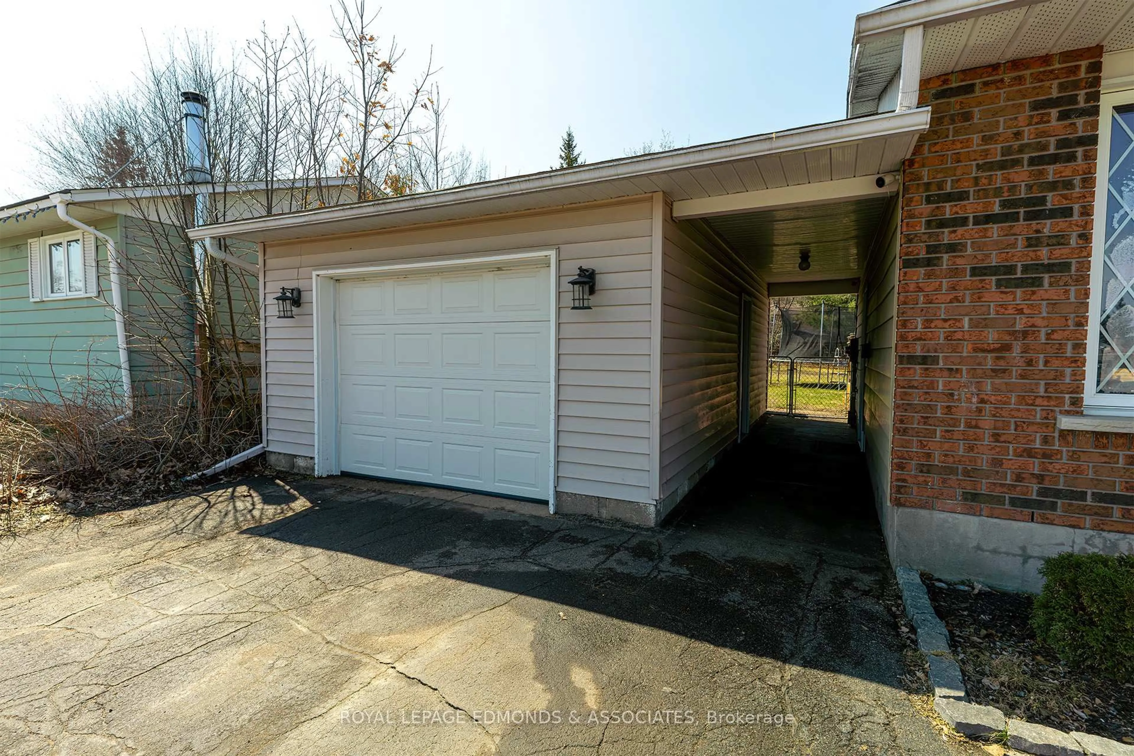 Indoor garage for 7 James St, Petawawa Ontario K8H 3B4