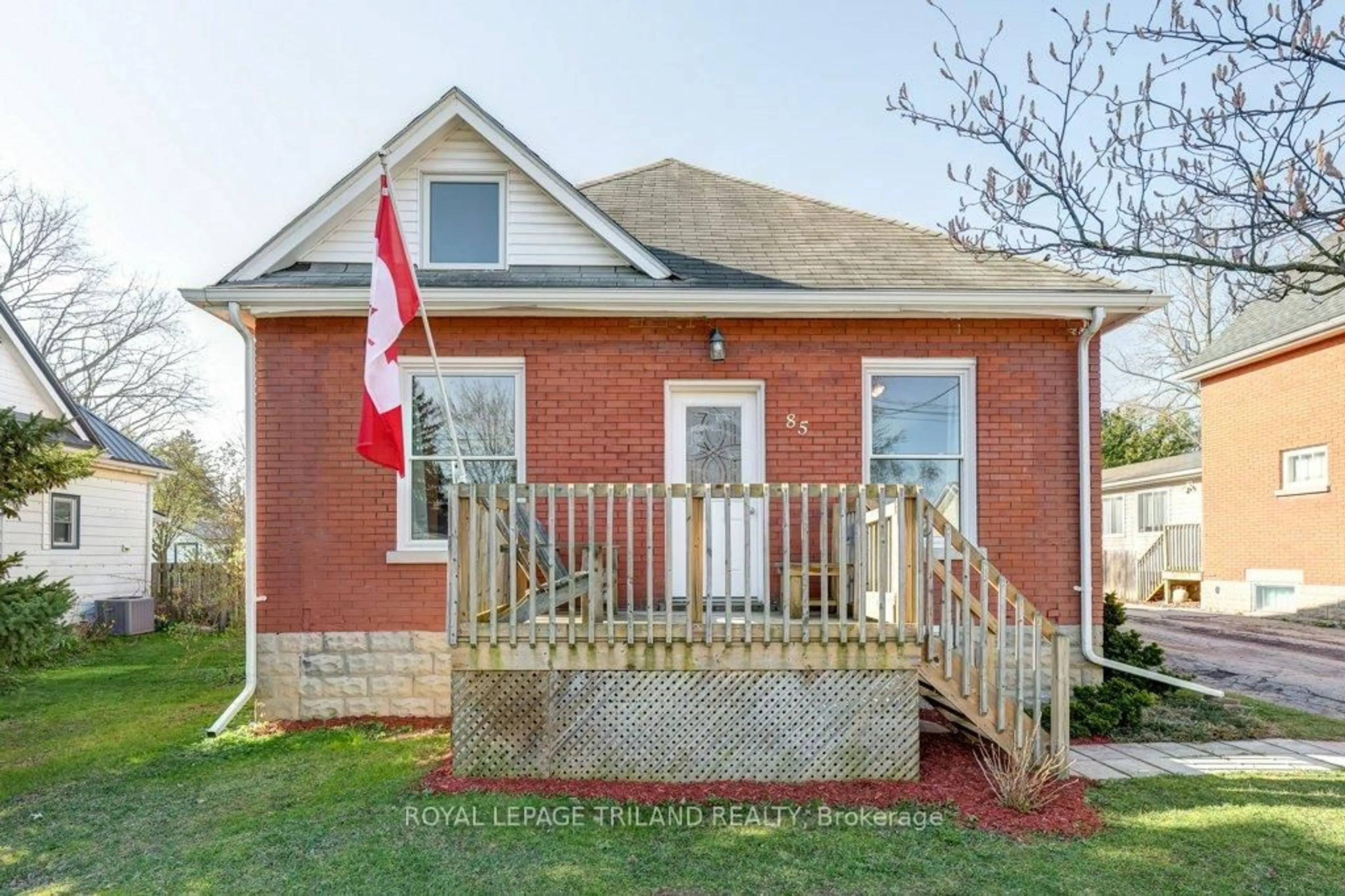 Home with brick exterior material, building for 85 Chestnut St, St. Thomas Ontario N5R 2B1