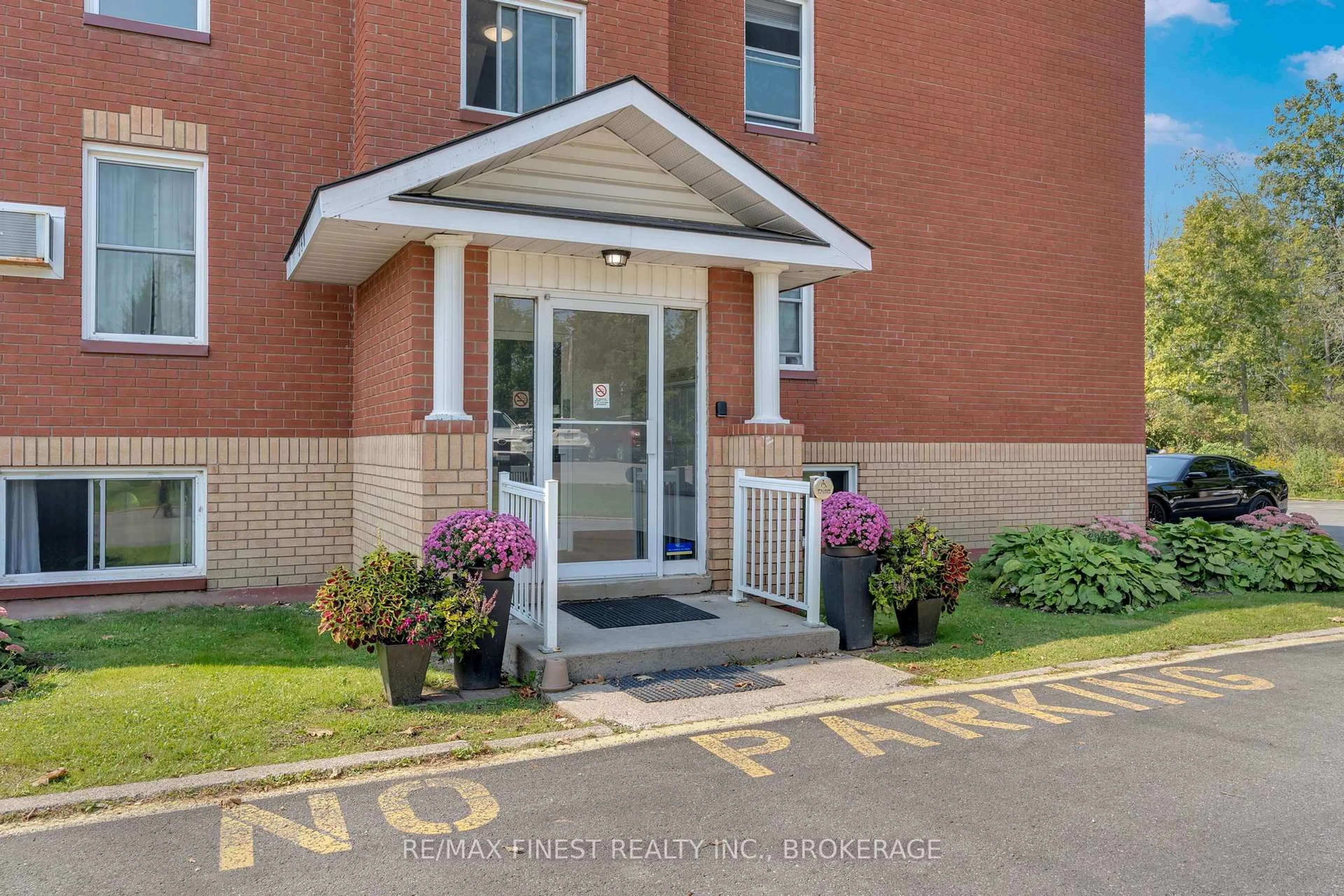 Indoor entryway for 540 Talbot Pl #403, Gananoque Ontario K7G 3C6