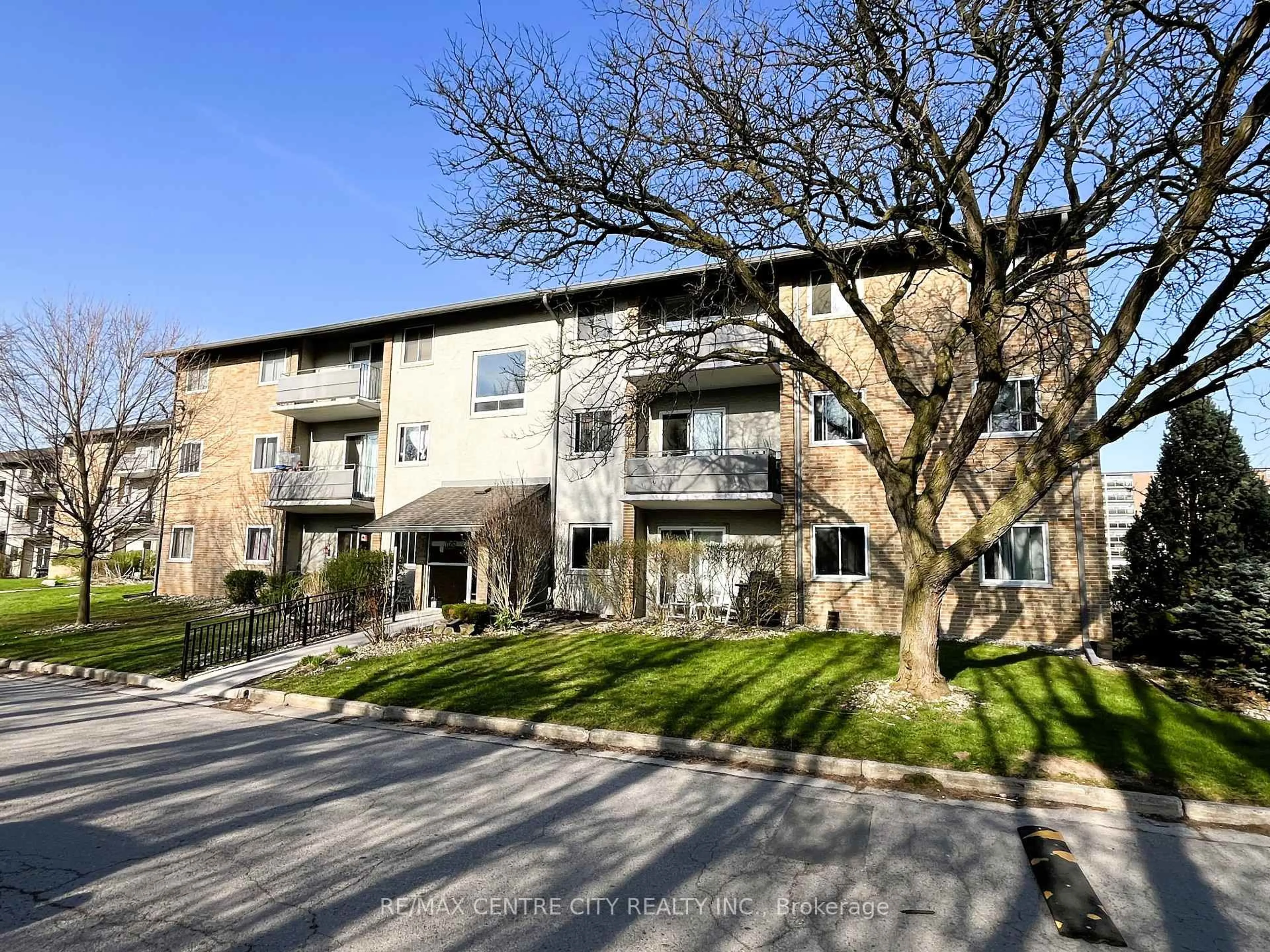 A pic from outside/outdoor area/front of a property/back of a property/a pic from drone, street for 675 Wonderland Rd #3, London South Ontario N6K 1M1