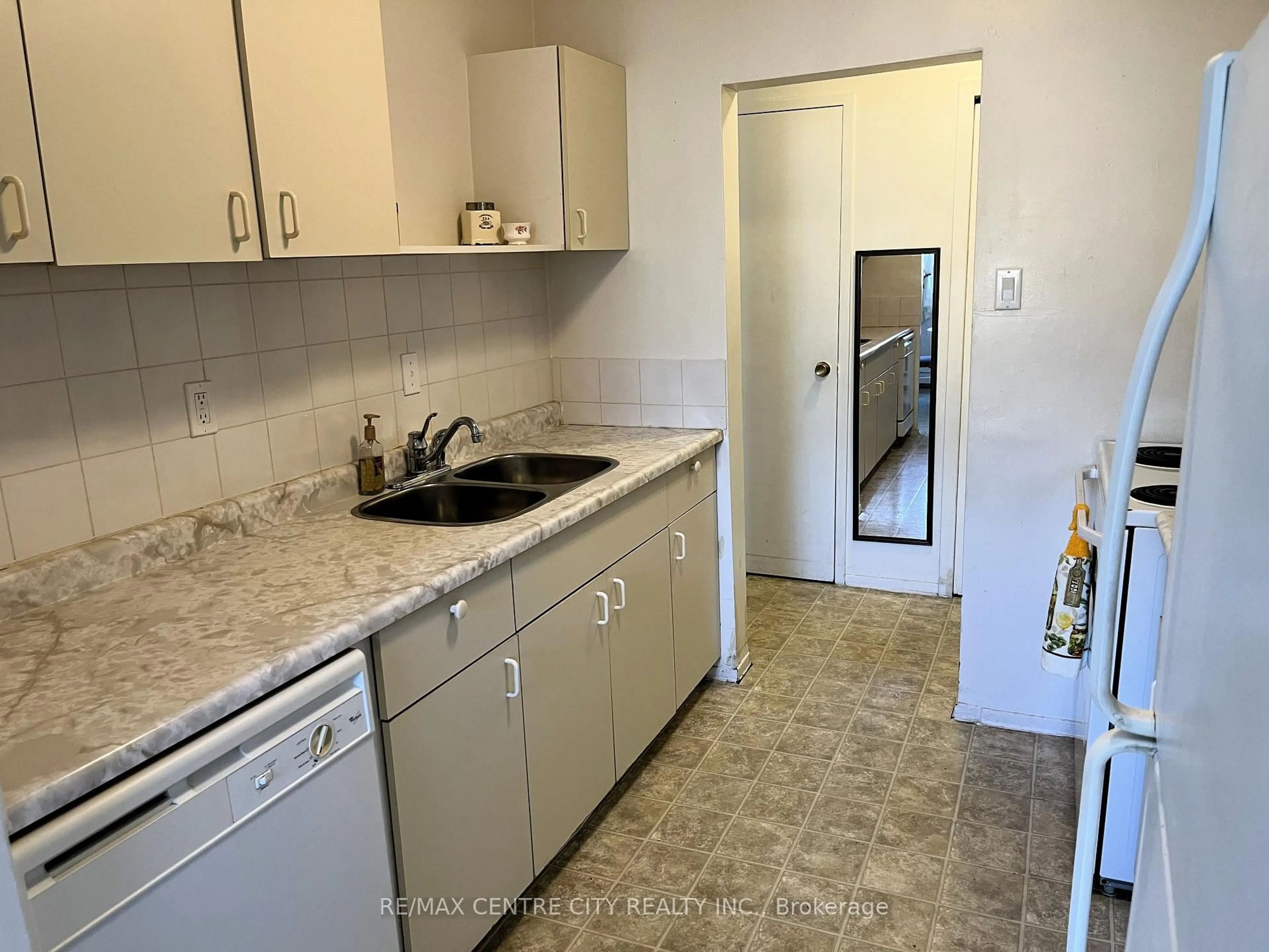 Standard kitchen, unknown for 675 Wonderland Rd #3, London South Ontario N6K 1M1