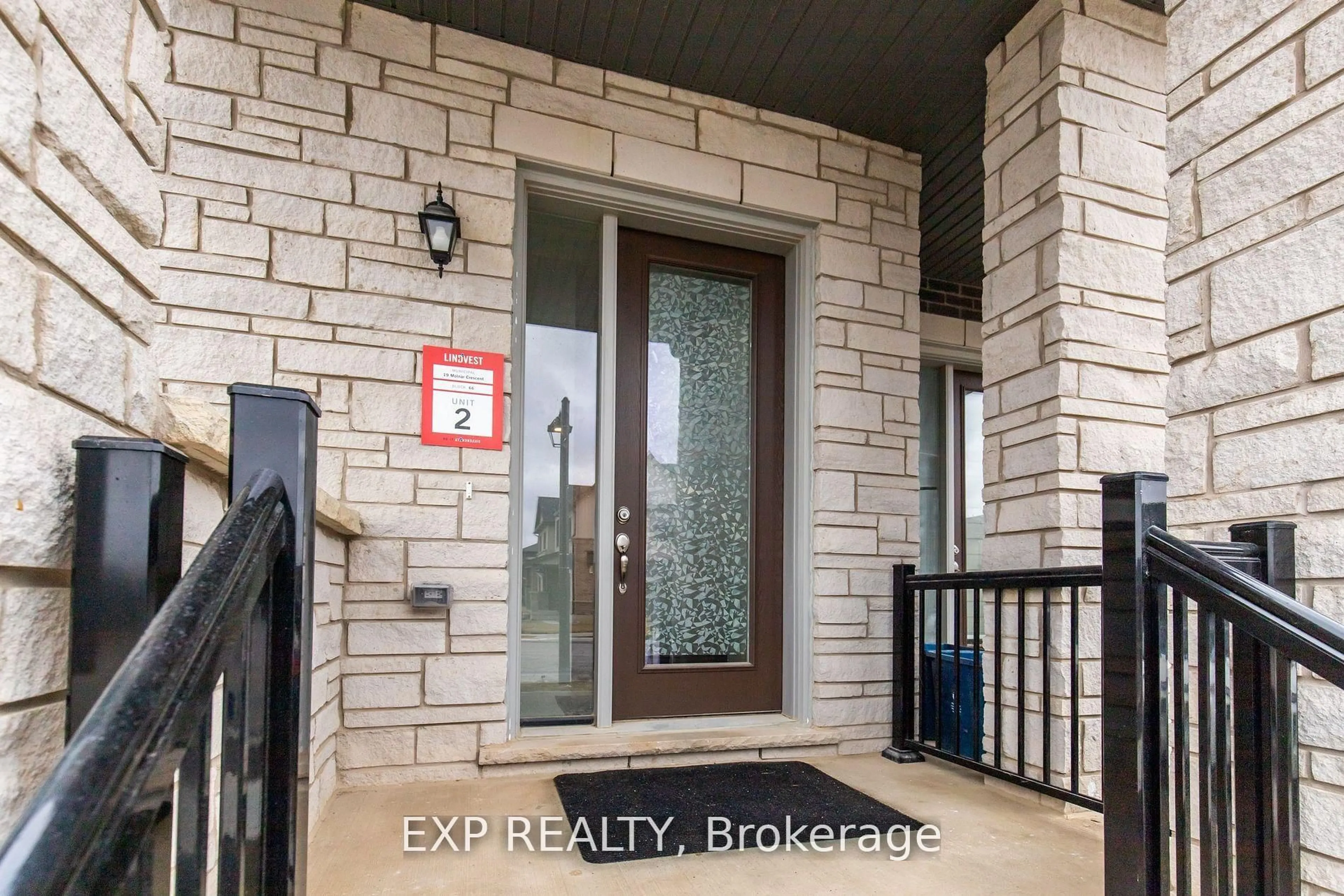 Indoor entryway for 19 Molnar Cres, Brantford Ontario N3T 0X3