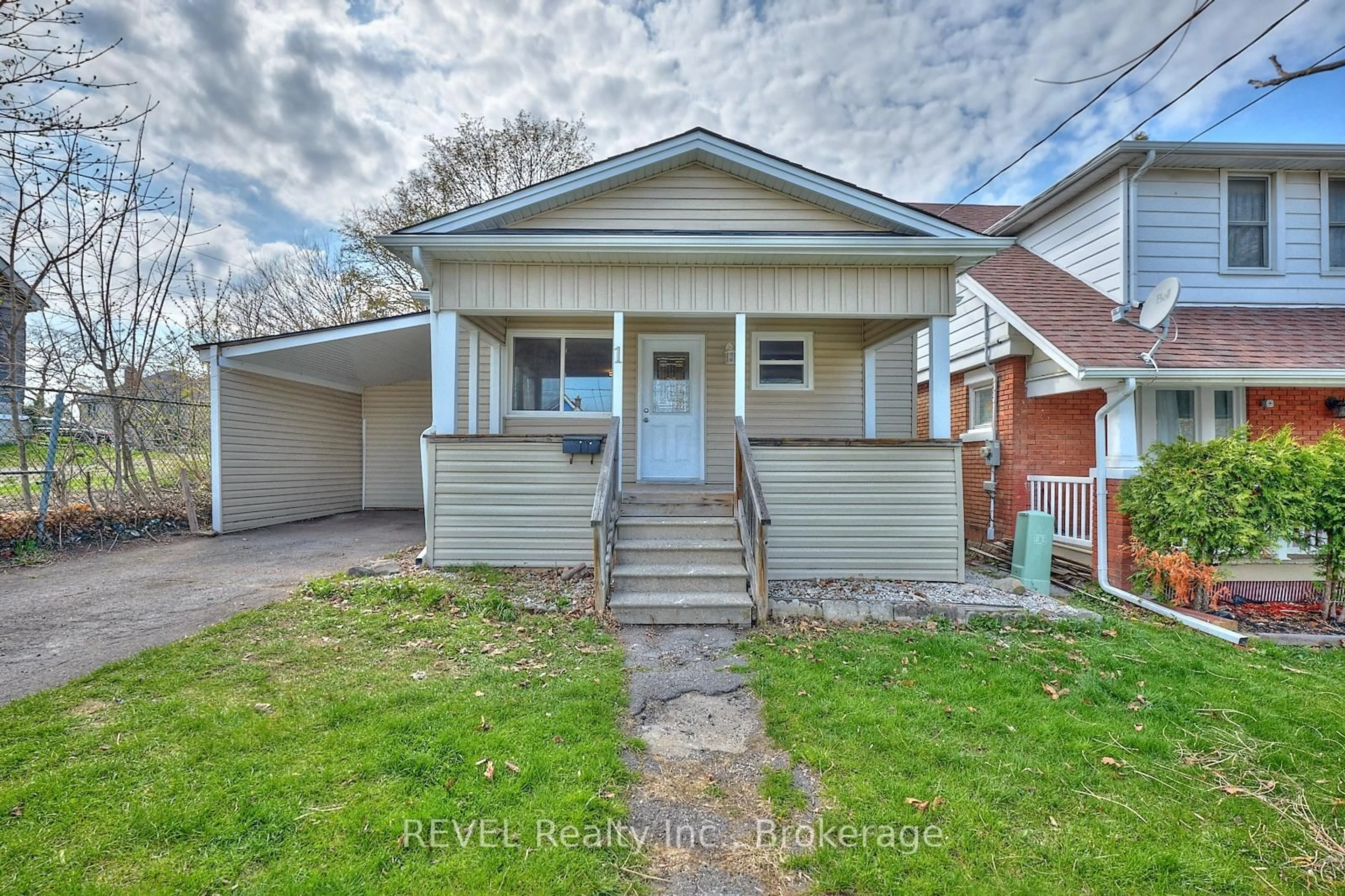 Home with vinyl exterior material, street for 1 Berryman Ave, St. Catharines Ontario L2R 3W8