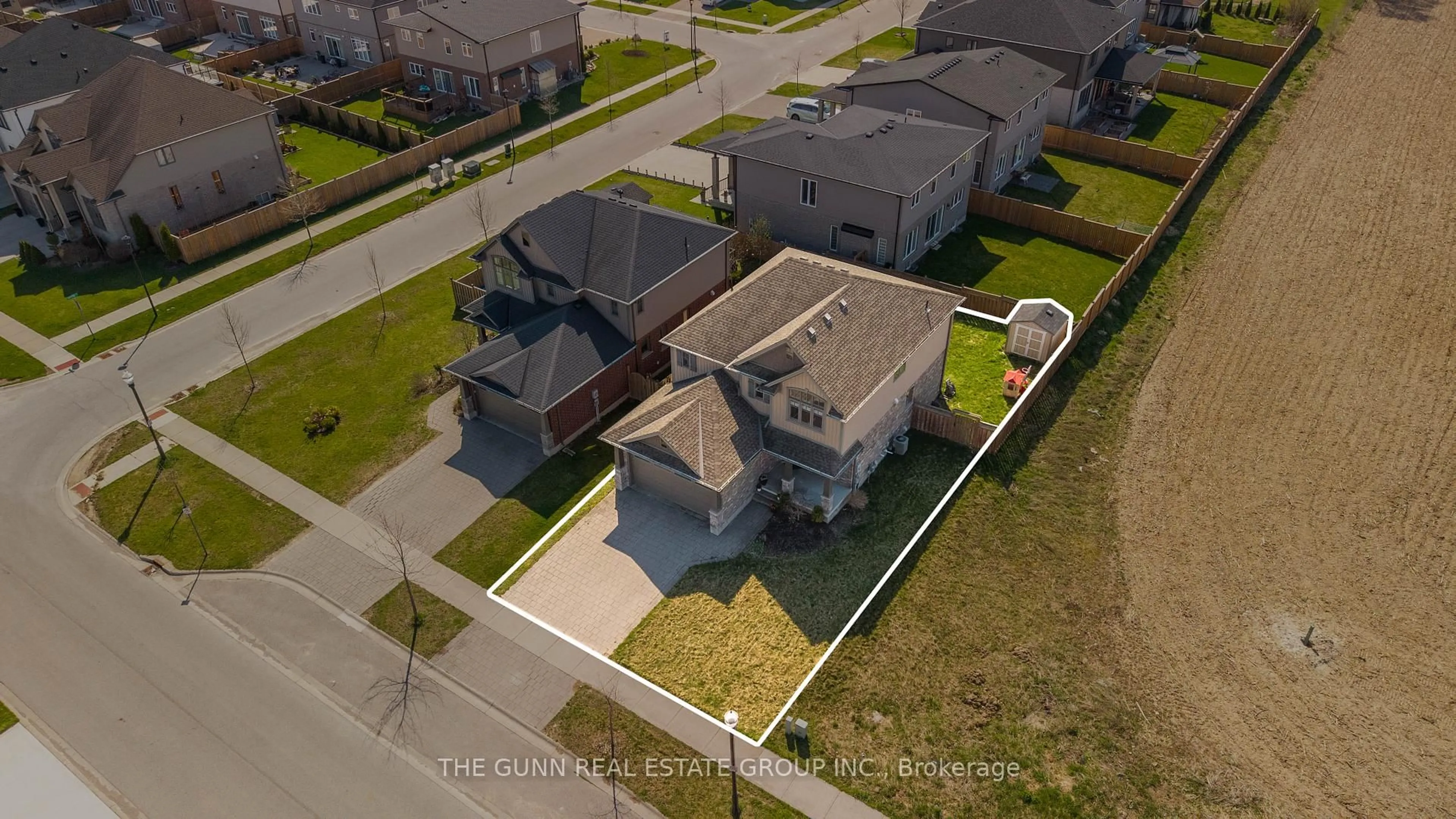 A pic from outside/outdoor area/front of a property/back of a property/a pic from drone, street for 1537 Blackwell Blvd, London North Ontario N5X 0G5