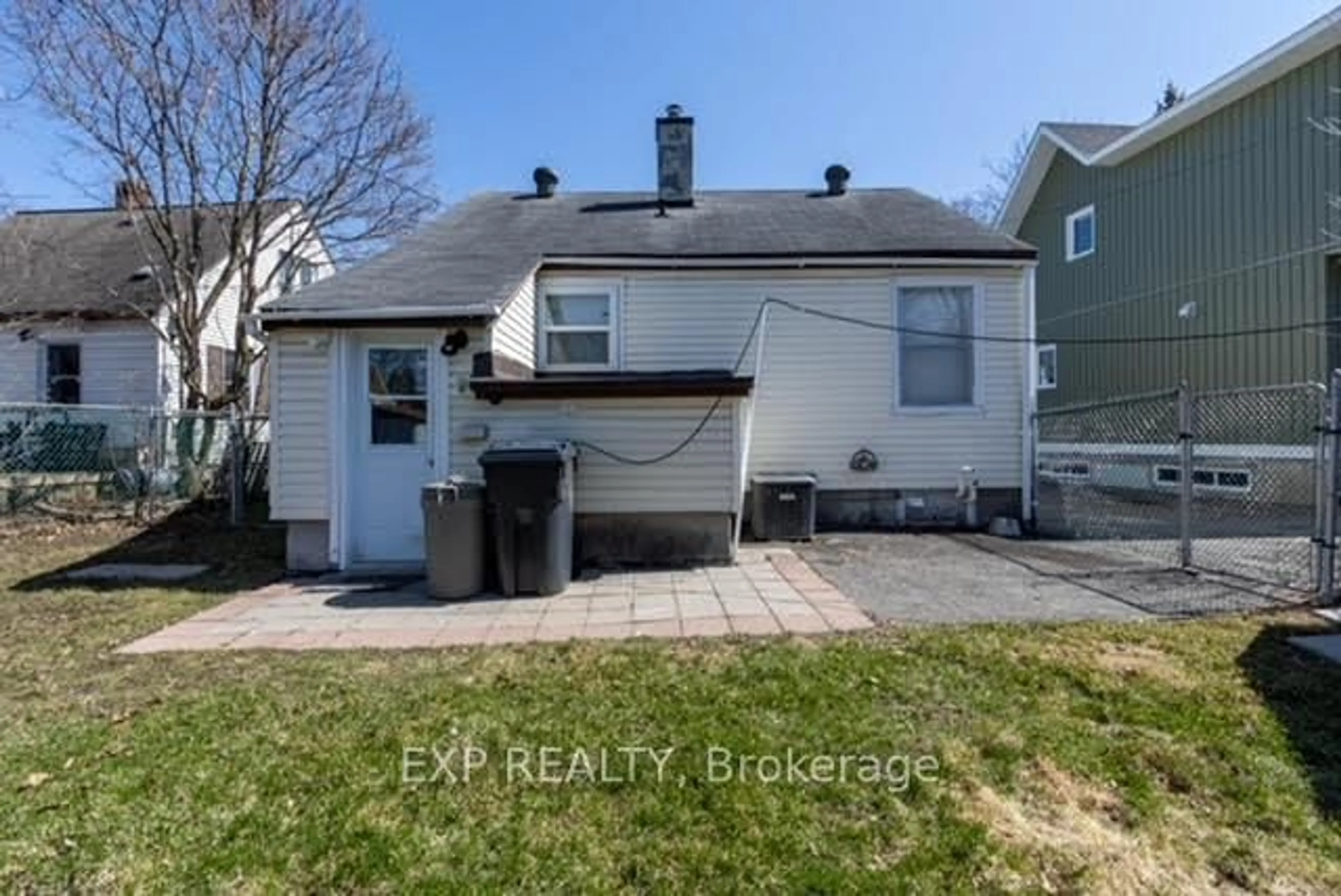 A pic from outside/outdoor area/front of a property/back of a property/a pic from drone, street for 149 Crerar Ave, Ottawa Ontario K1Z 7P4