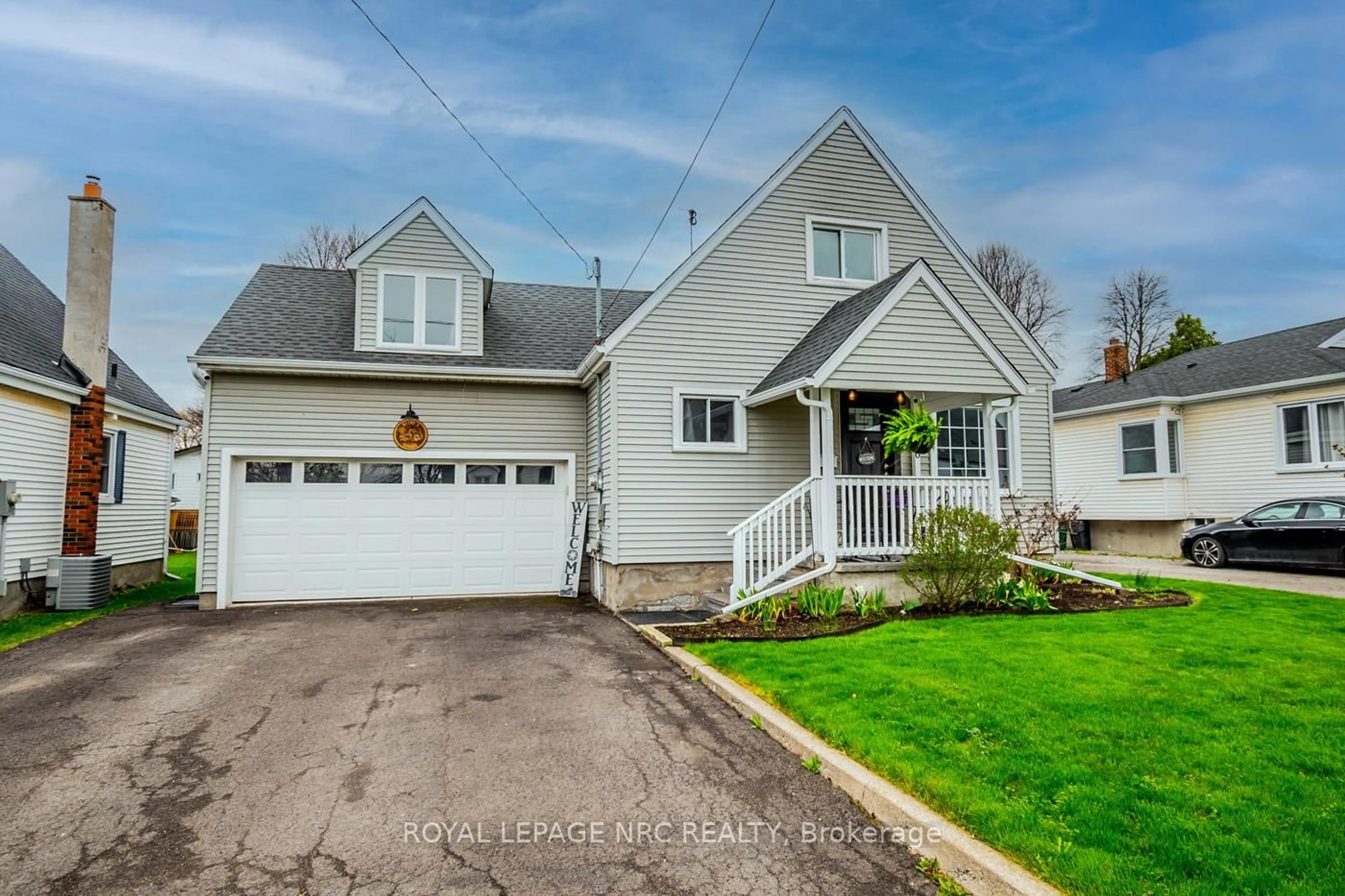 Home with vinyl exterior material, street for 6080 Keith St, Niagara Falls Ontario L2J 1K2