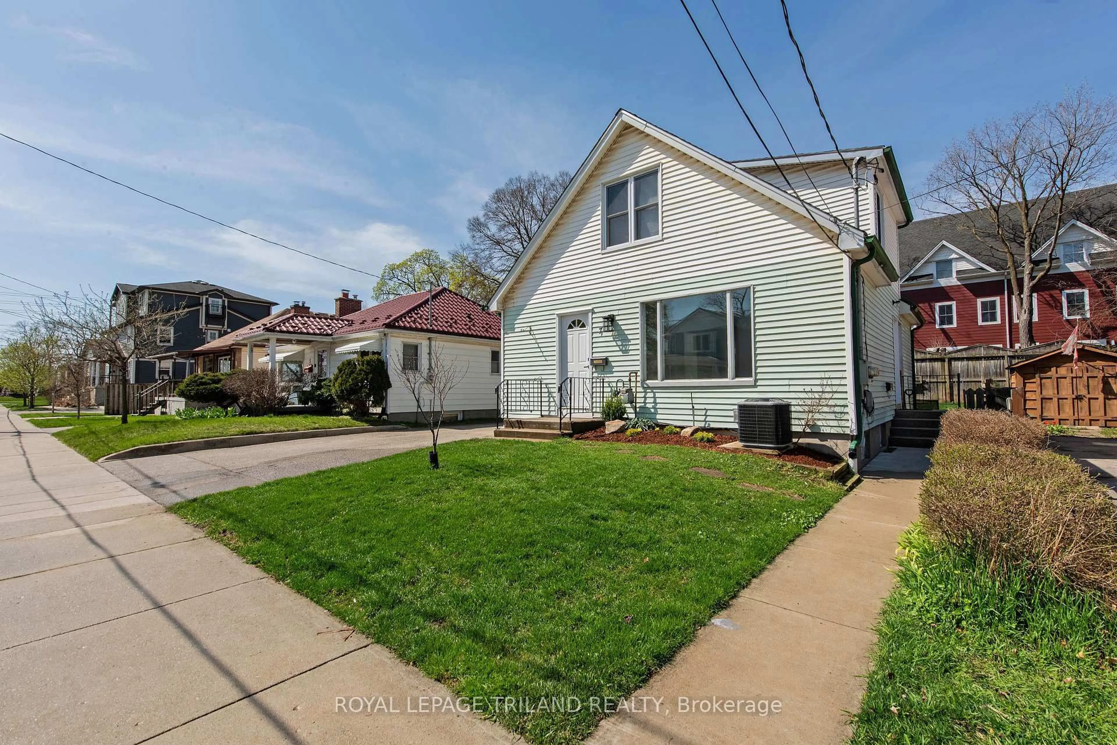 A pic from outside/outdoor area/front of a property/back of a property/a pic from drone, street for 7 Durham St, London East Ontario N5Y 2H9