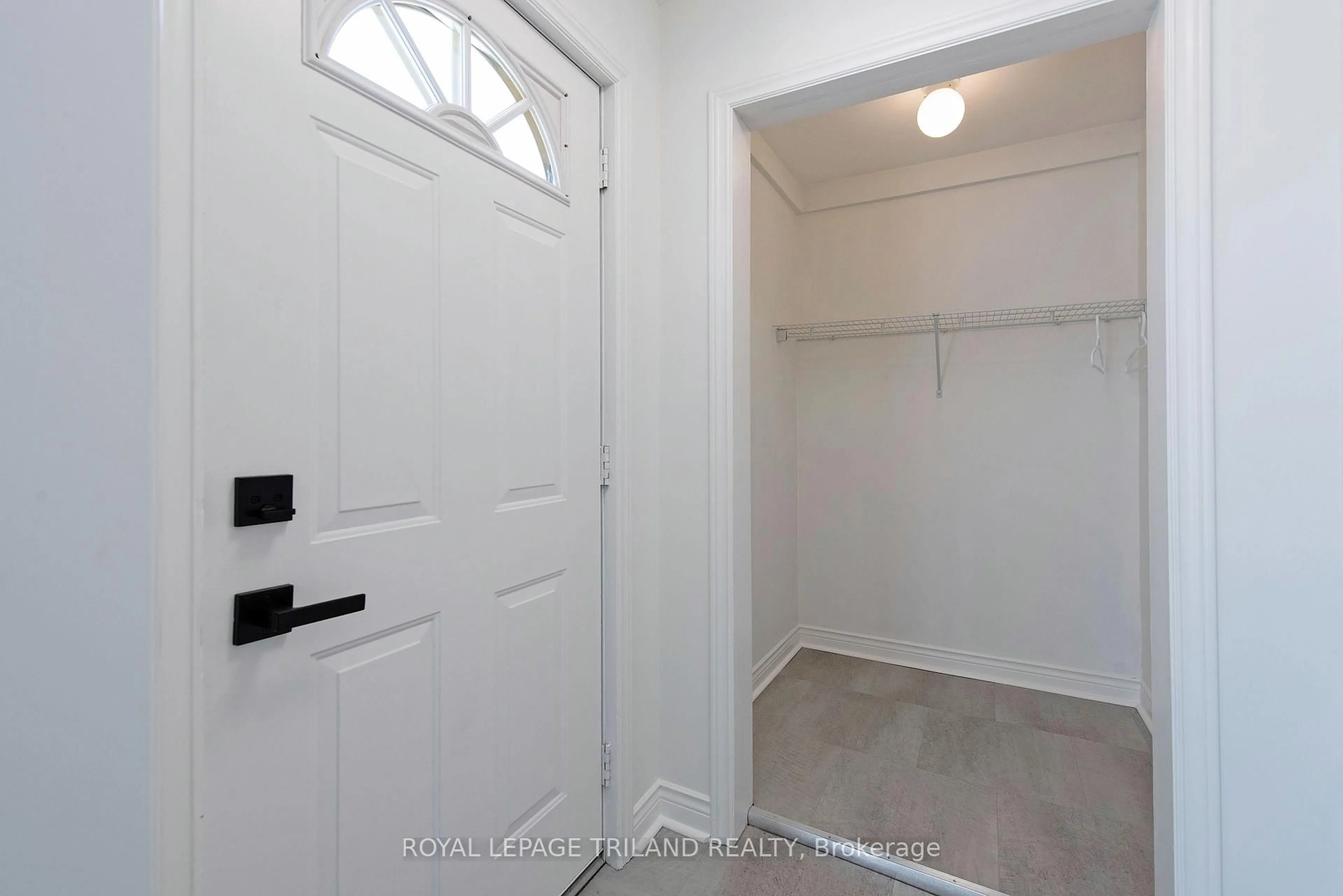 Indoor entryway for 7 Durham St, London East Ontario N5Y 2H9