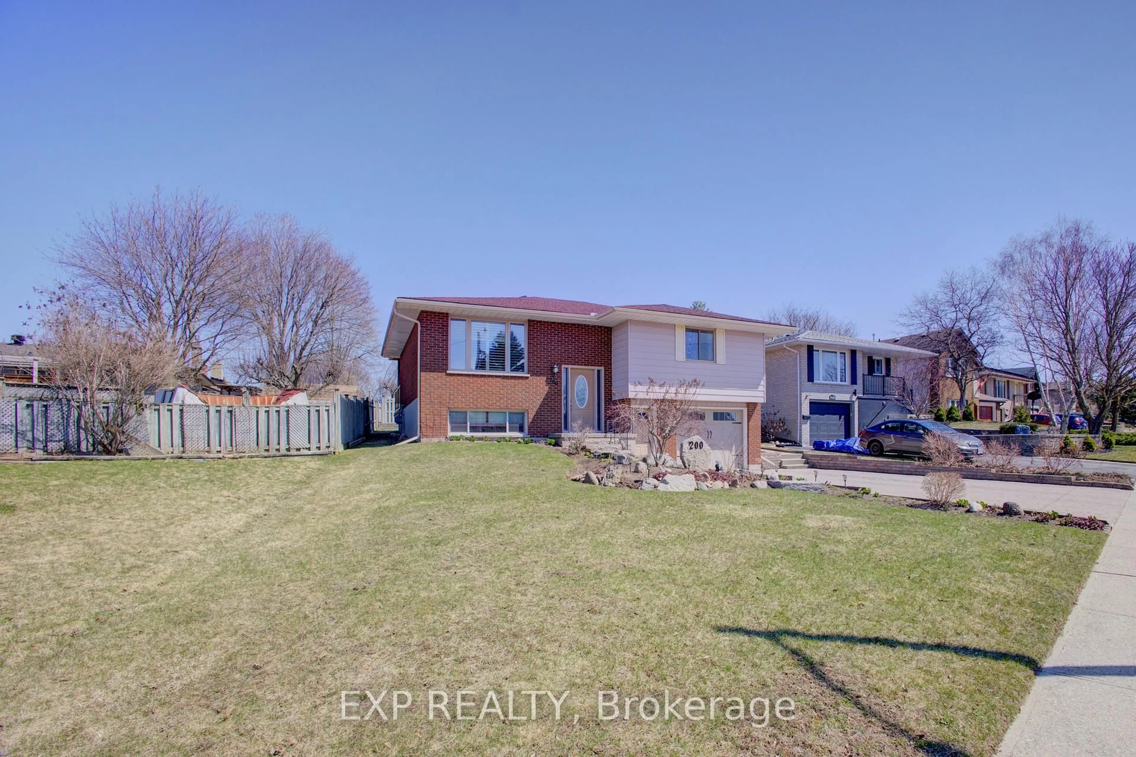 A pic from outside/outdoor area/front of a property/back of a property/a pic from drone, street for 200 Williamsburg Rd, Kitchener Ontario N2E 2N2