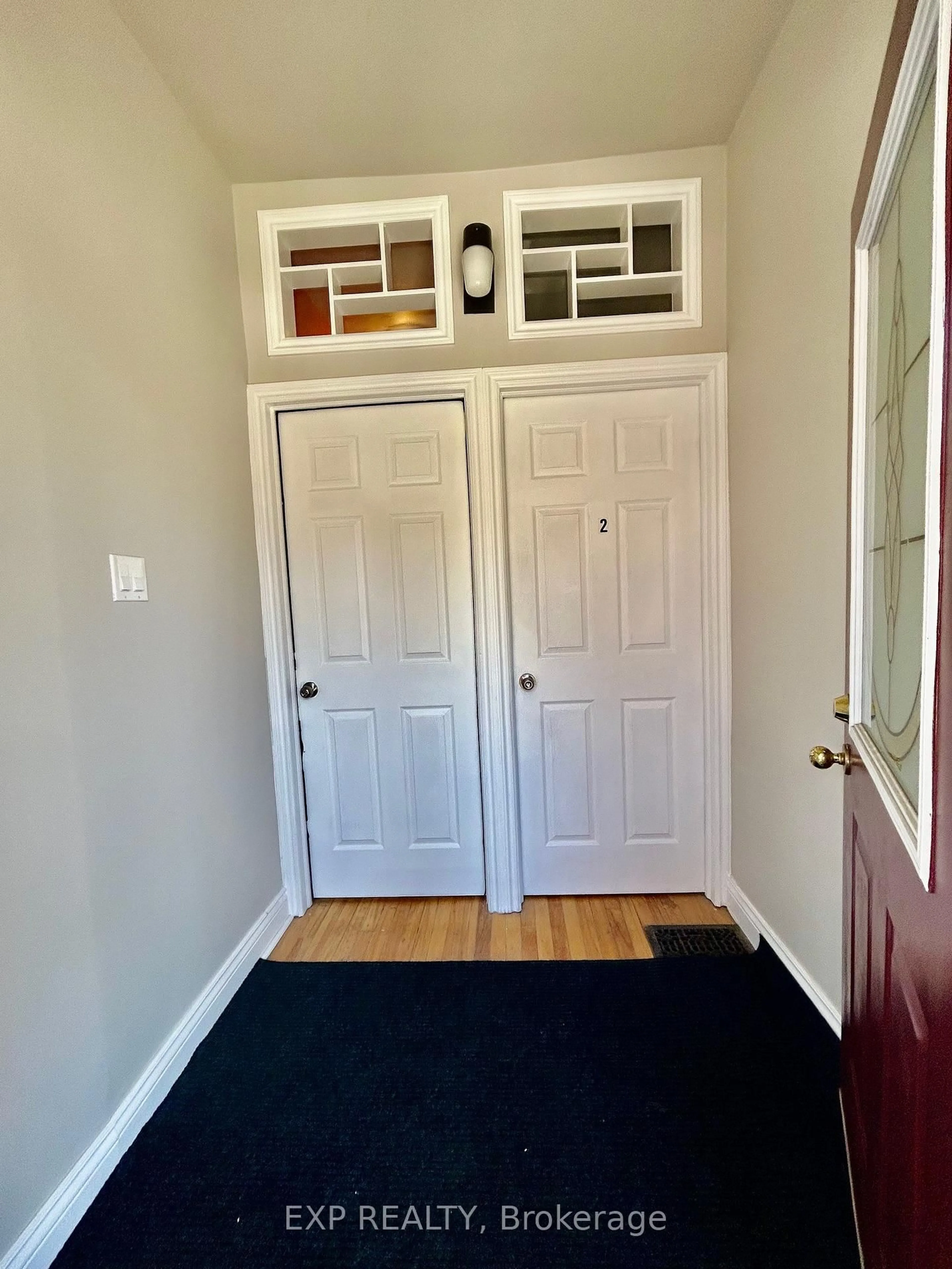 Indoor entryway for 299 Bay St, Ottawa Ontario K1R 5Z7