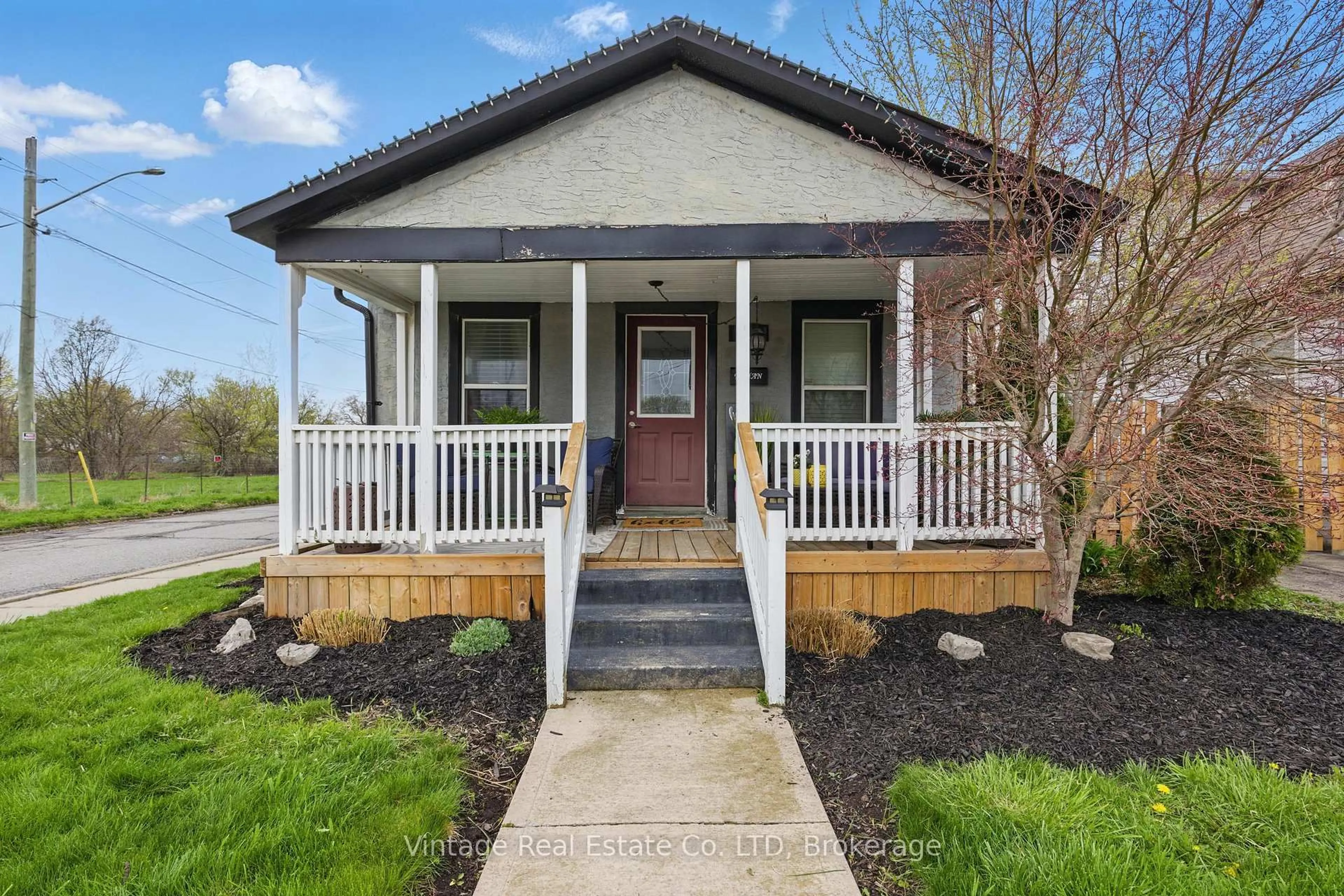 Home with vinyl exterior material, street for 1 Seneca St, St. Catharines Ontario L2R 2T8