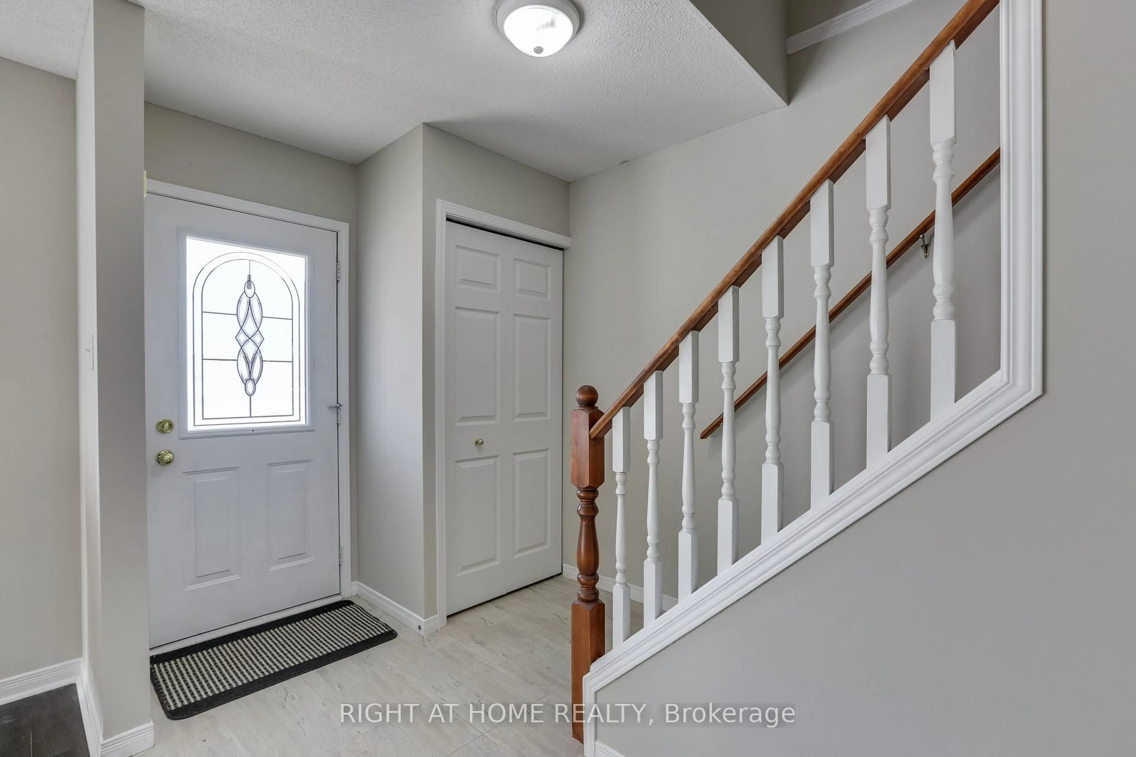 Indoor entryway for 1535 Trossacks Ave #54, London North Ontario N5X 4R1