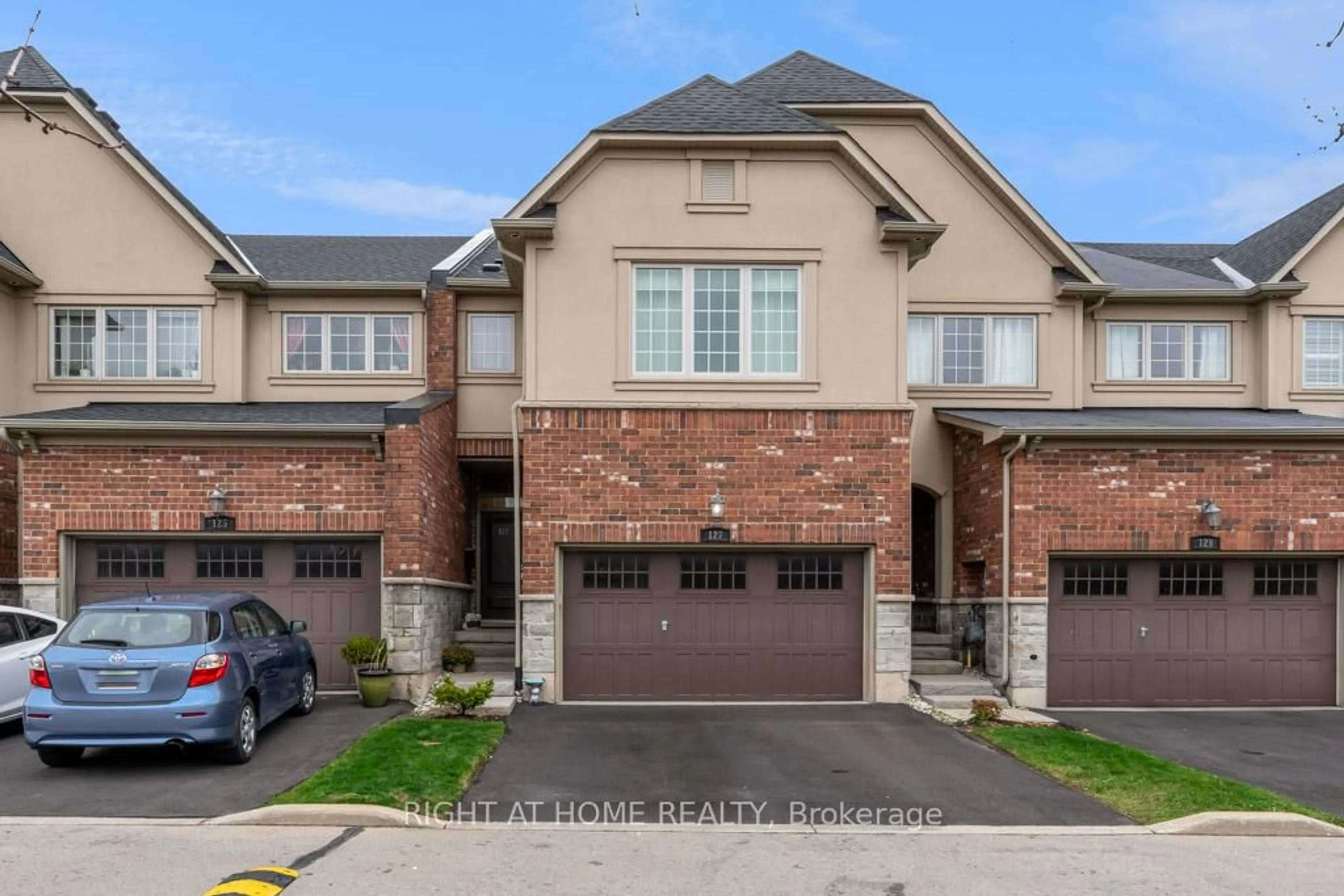 Home with brick exterior material, street for 127 Oakhaven Pl #127, Hamilton Ontario L9K 0B6