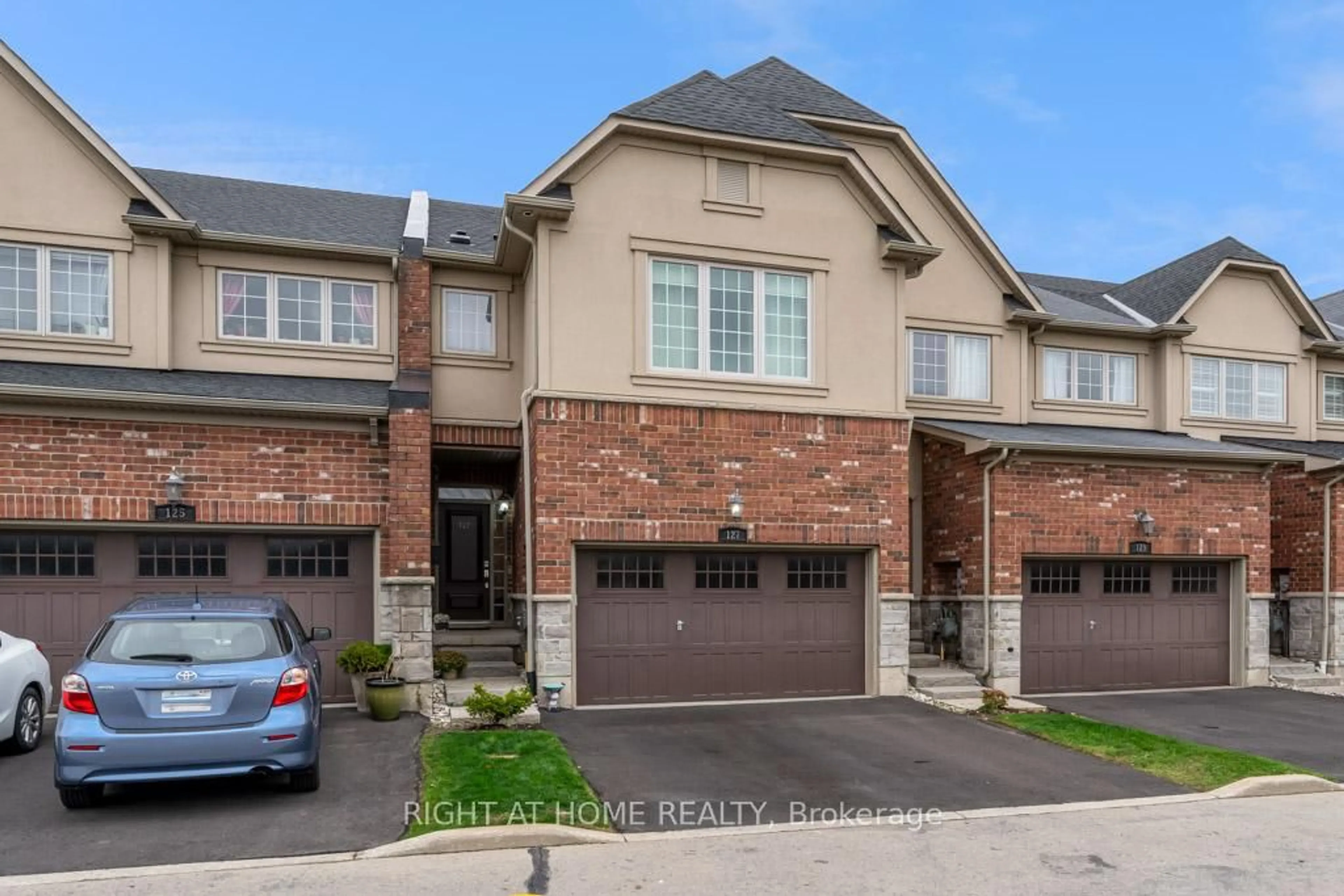 Home with brick exterior material, street for 127 Oakhaven Pl #127, Hamilton Ontario L9K 0B6