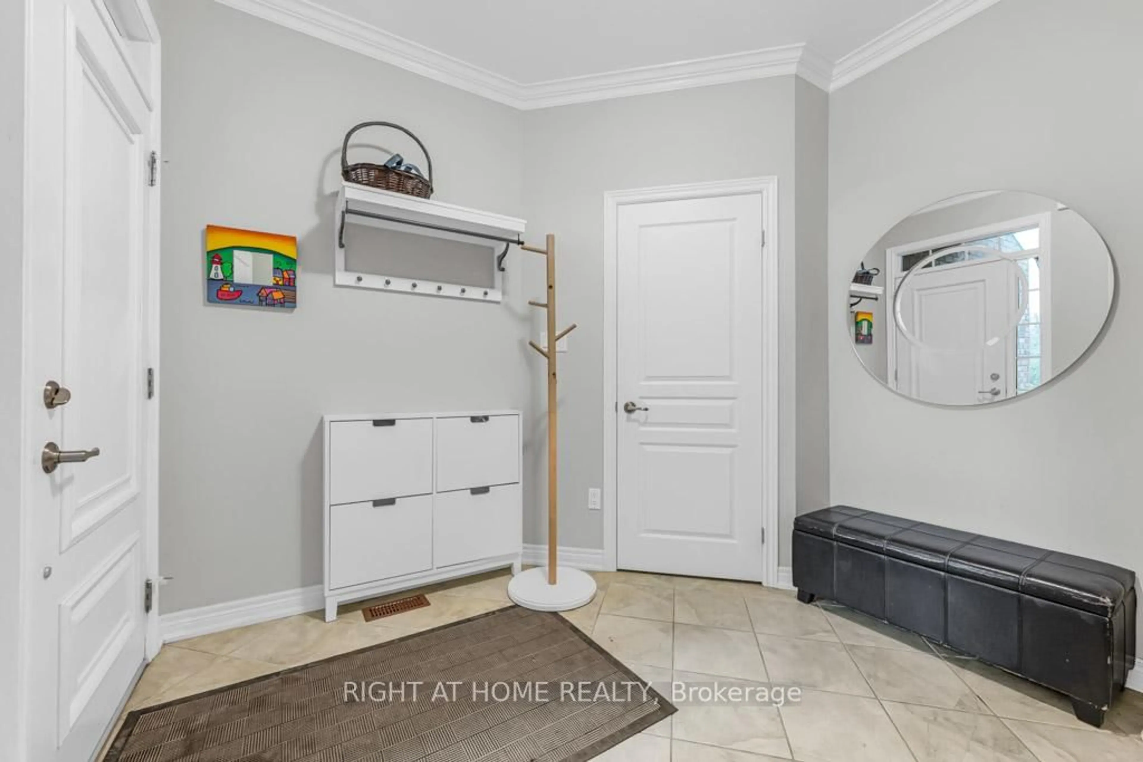 Indoor entryway for 127 Oakhaven Pl #127, Hamilton Ontario L9K 0B6
