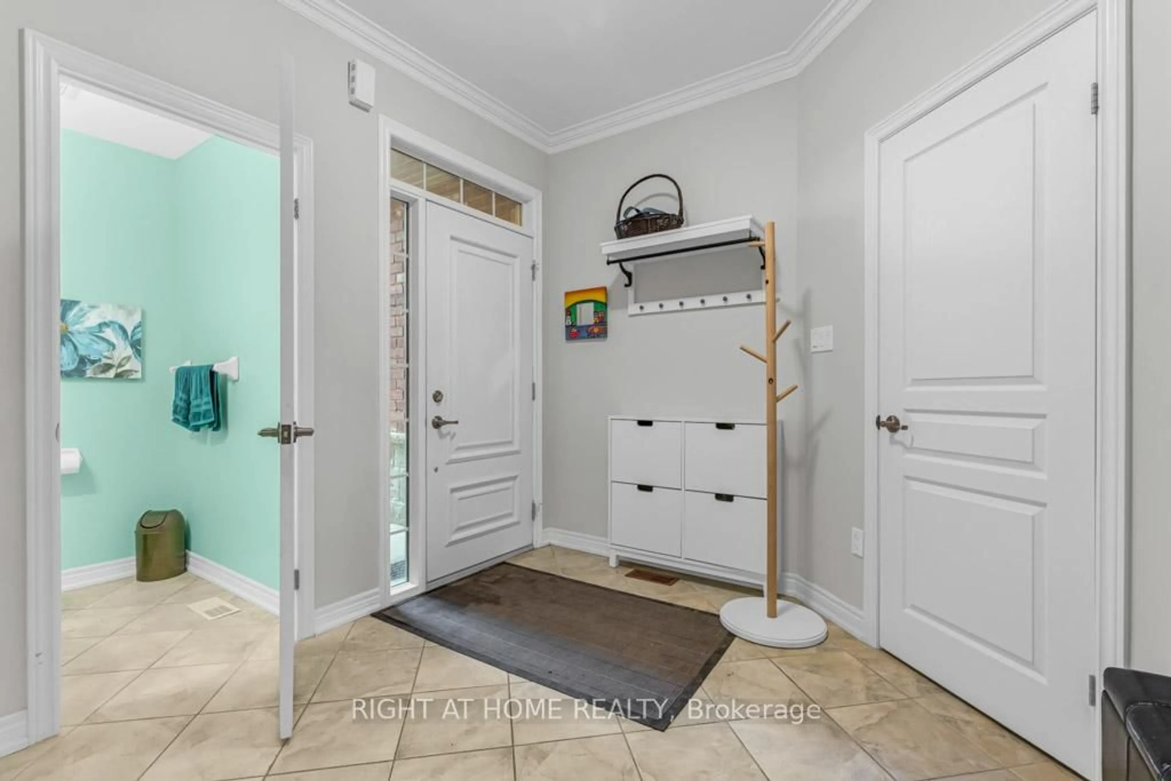 Indoor entryway for 127 Oakhaven Pl #127, Hamilton Ontario L9K 0B6