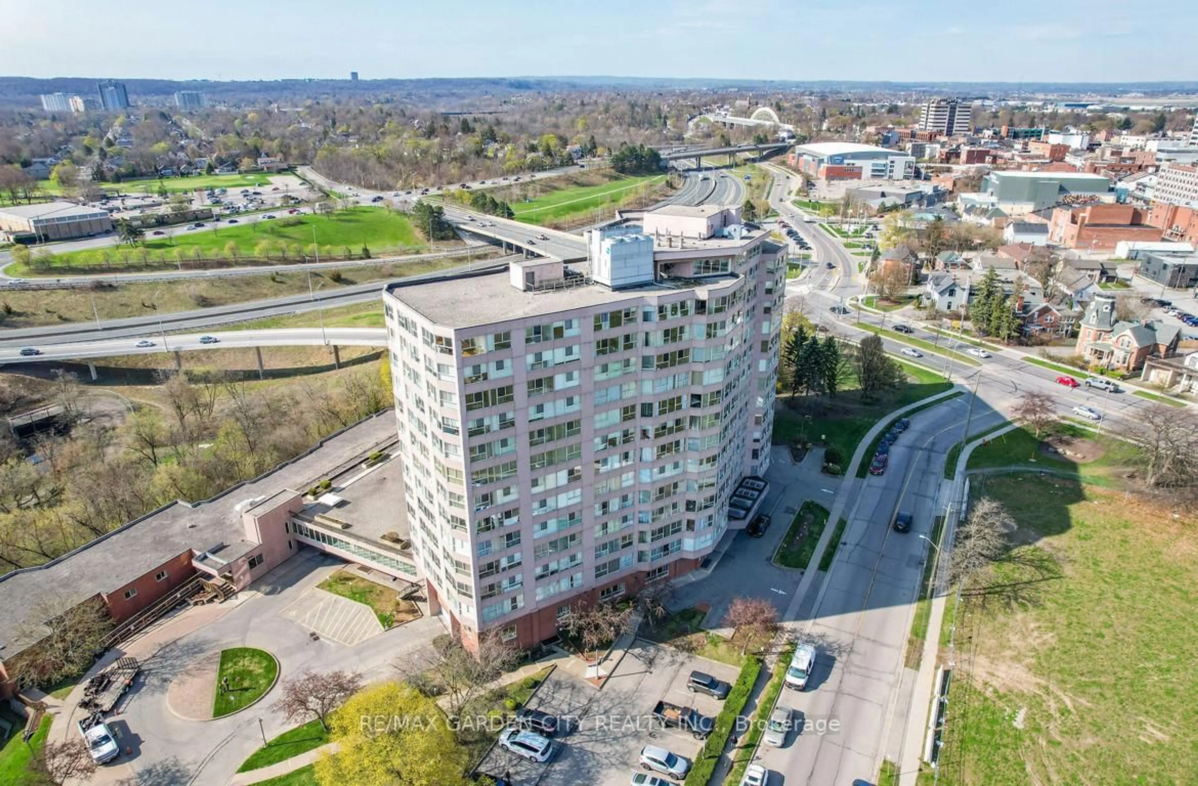 A pic from outside/outdoor area/front of a property/back of a property/a pic from drone, city buildings view from balcony for 7 Gale Cres #1105, St. Catharines Ontario L2R 7M8