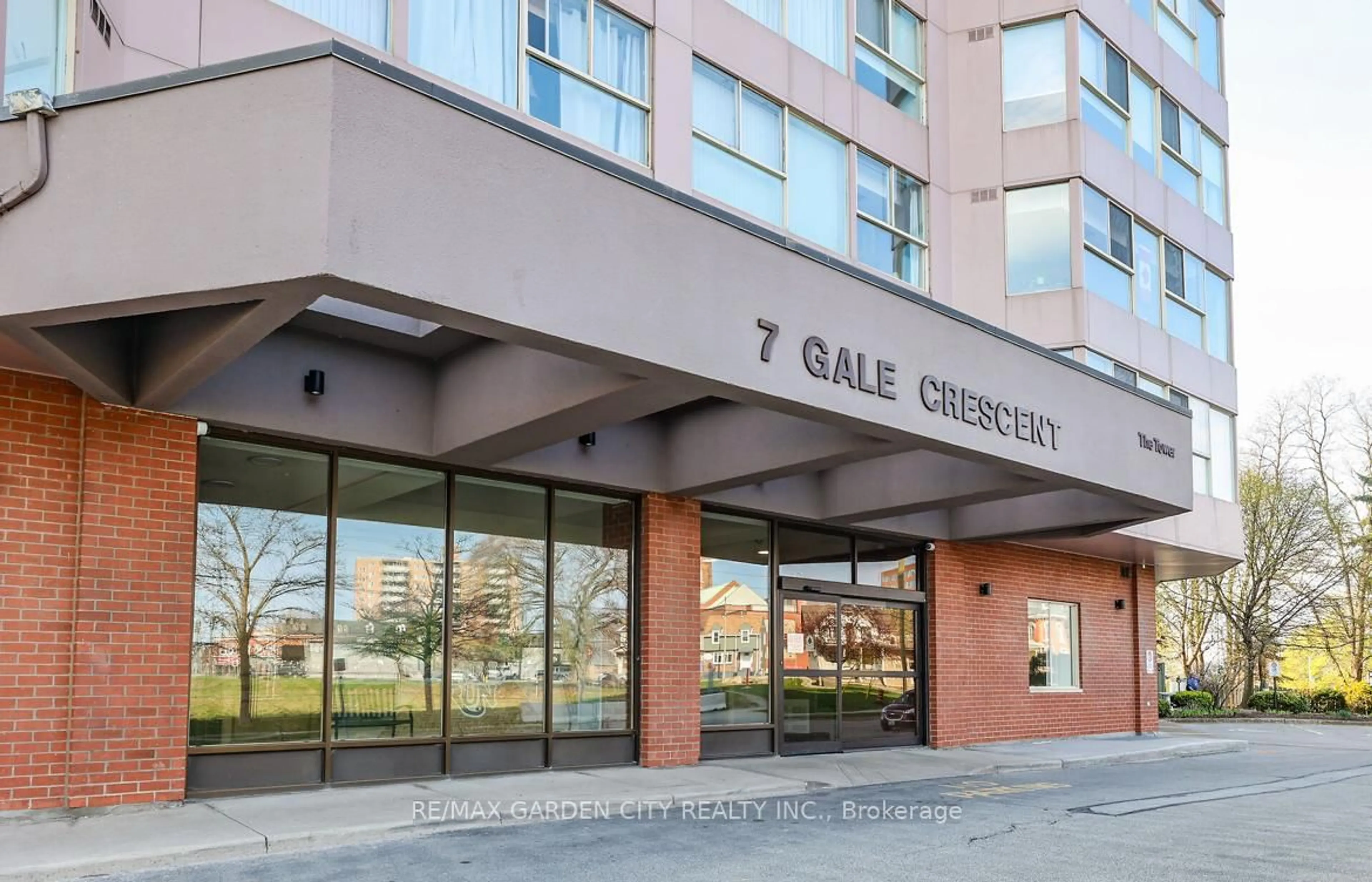 Indoor foyer for 7 Gale Cres #1105, St. Catharines Ontario L2R 7M8