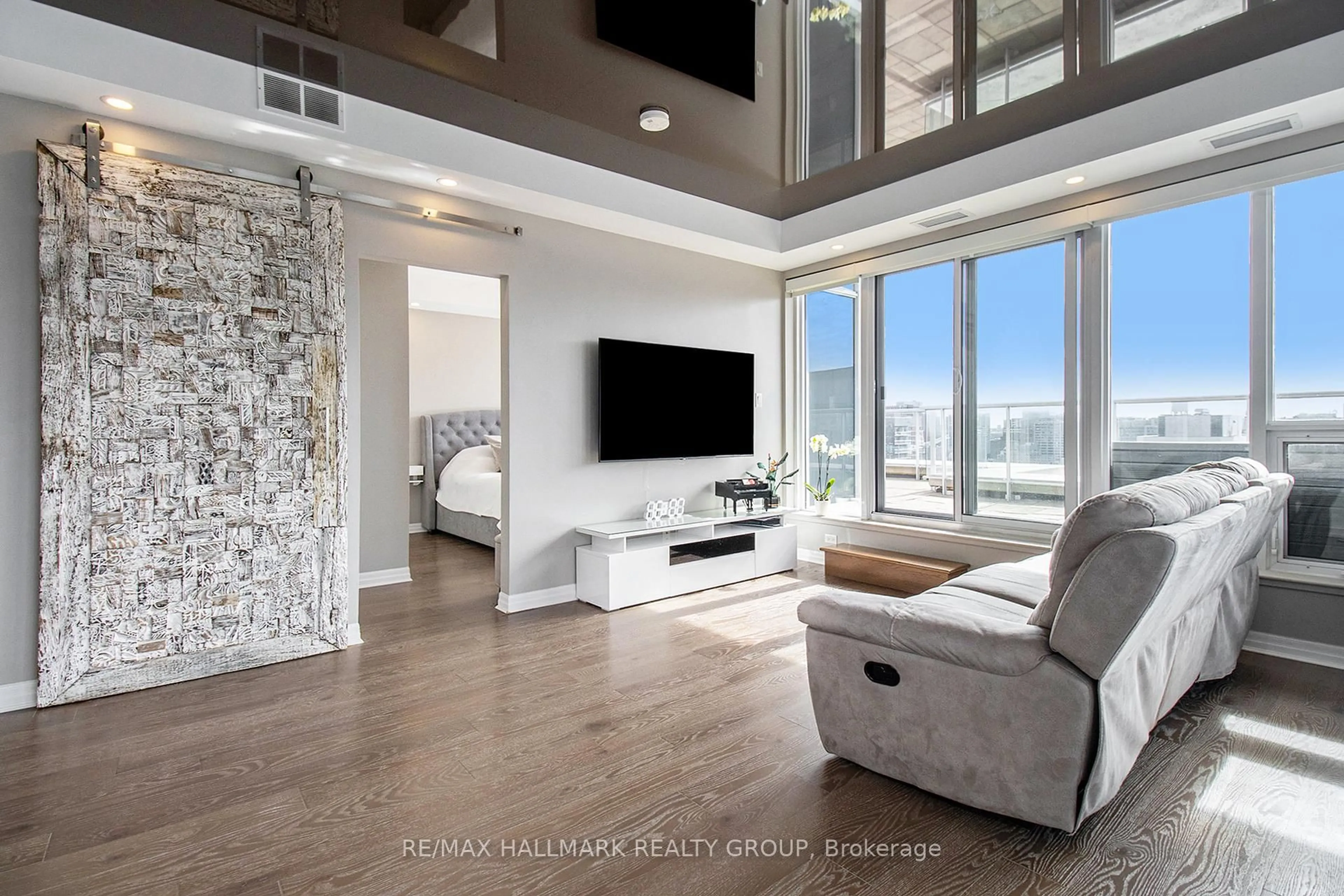 Home theater for 195 BESSERER St #2706, Ottawa Ontario K1N 7J6