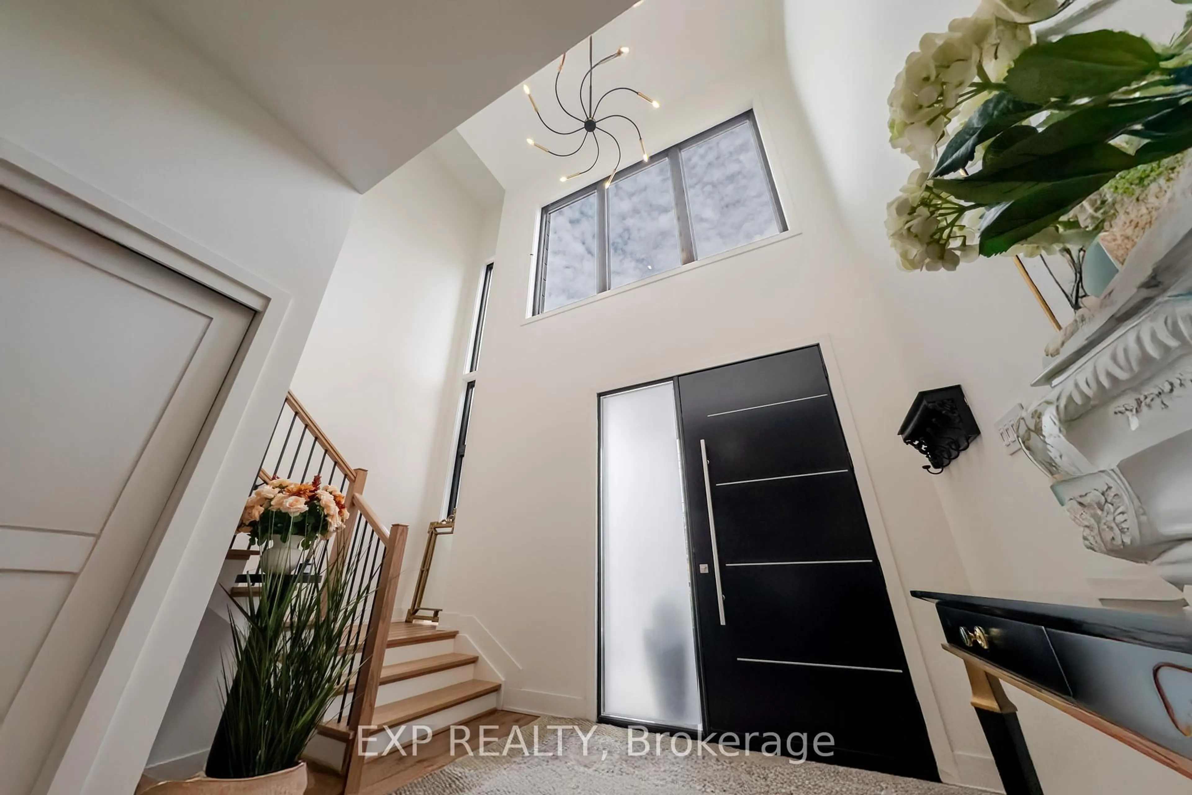 Indoor entryway for 12A Viewmount Dr, Ottawa Ontario K2G 1R5