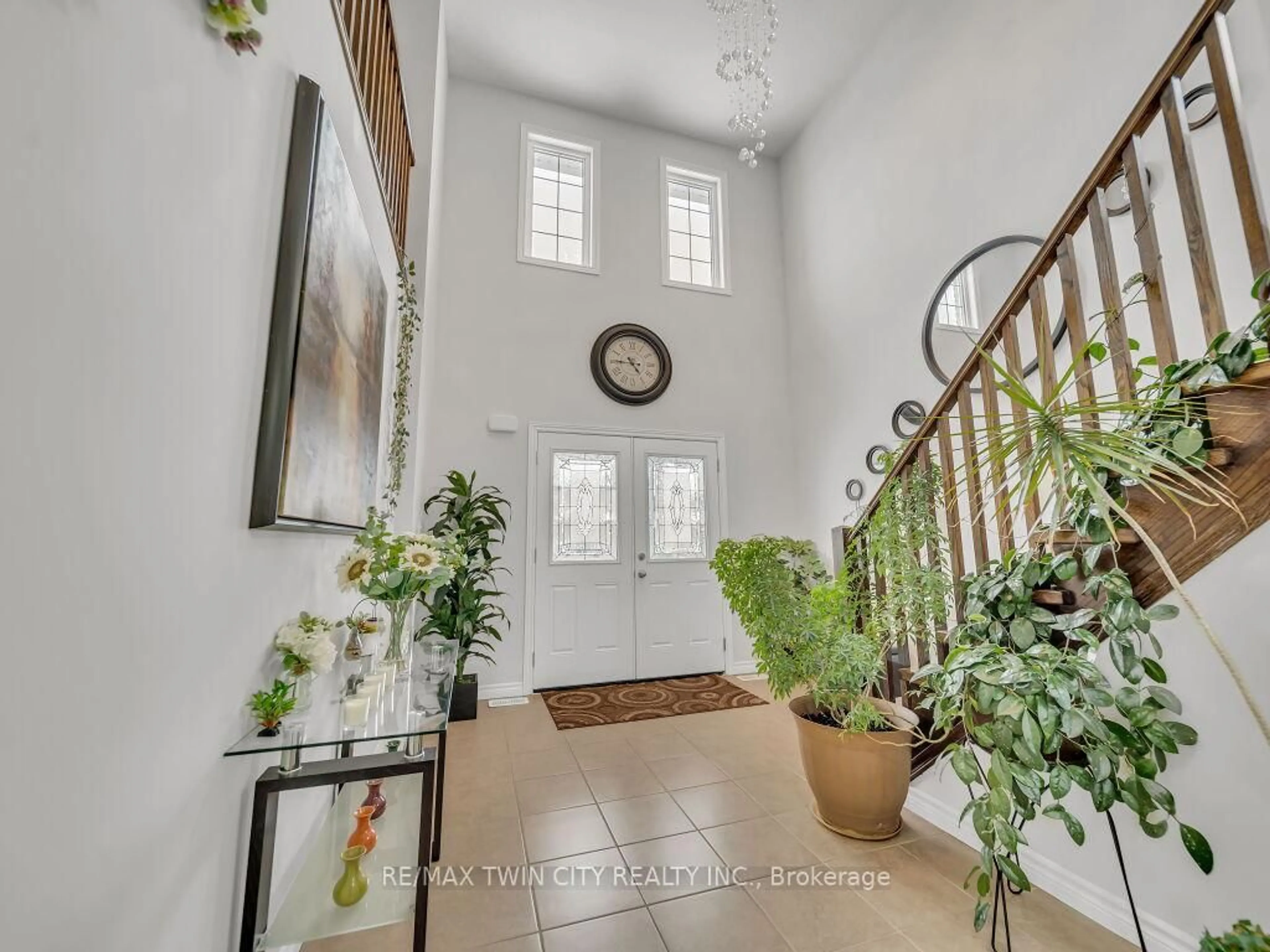 Indoor entryway for 46 Woodbine Ave, Kitchener Ontario N2R 1V1