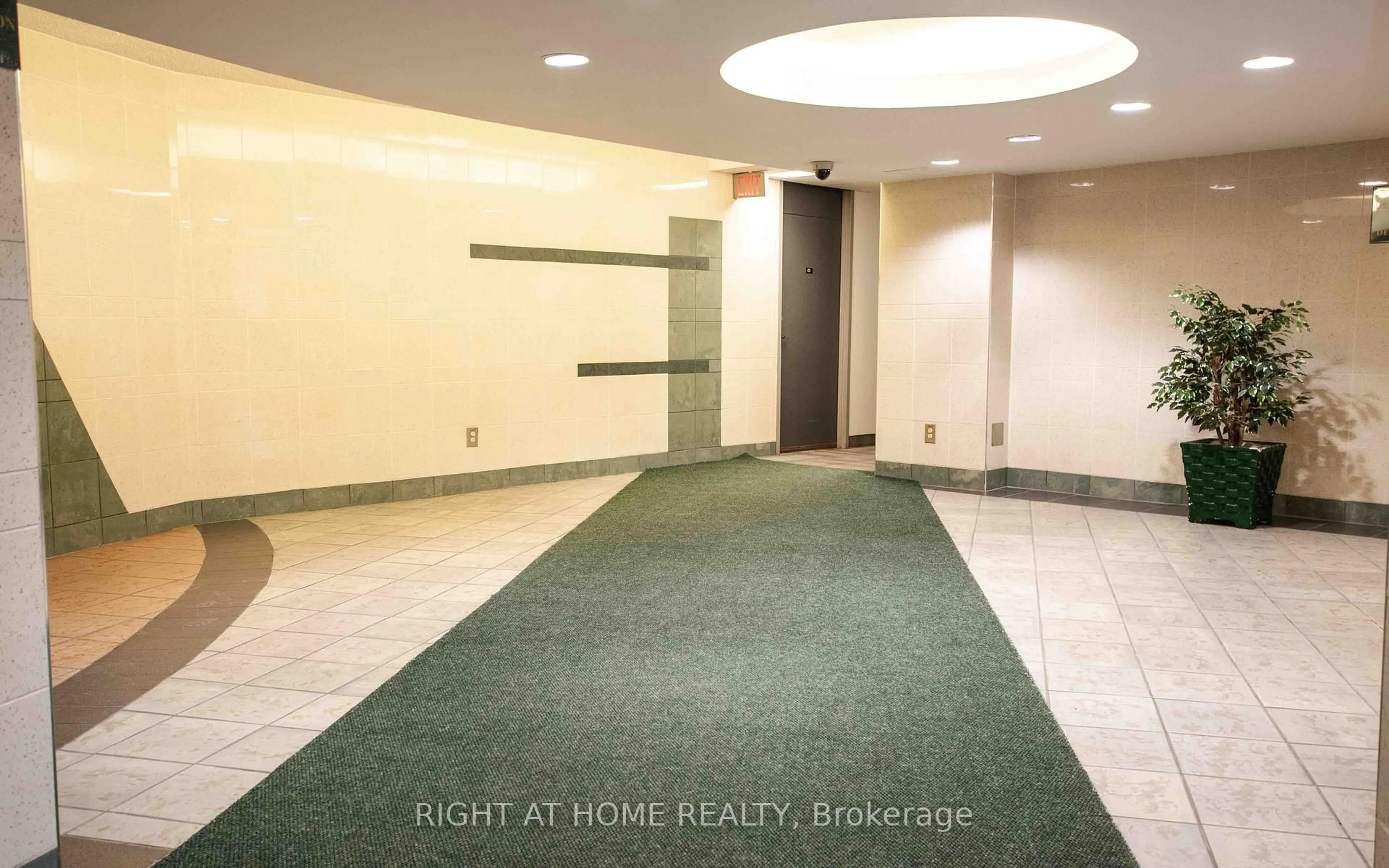 Indoor foyer for 2020 JASMINE Cres #704, Ottawa Ontario K1J 8K5