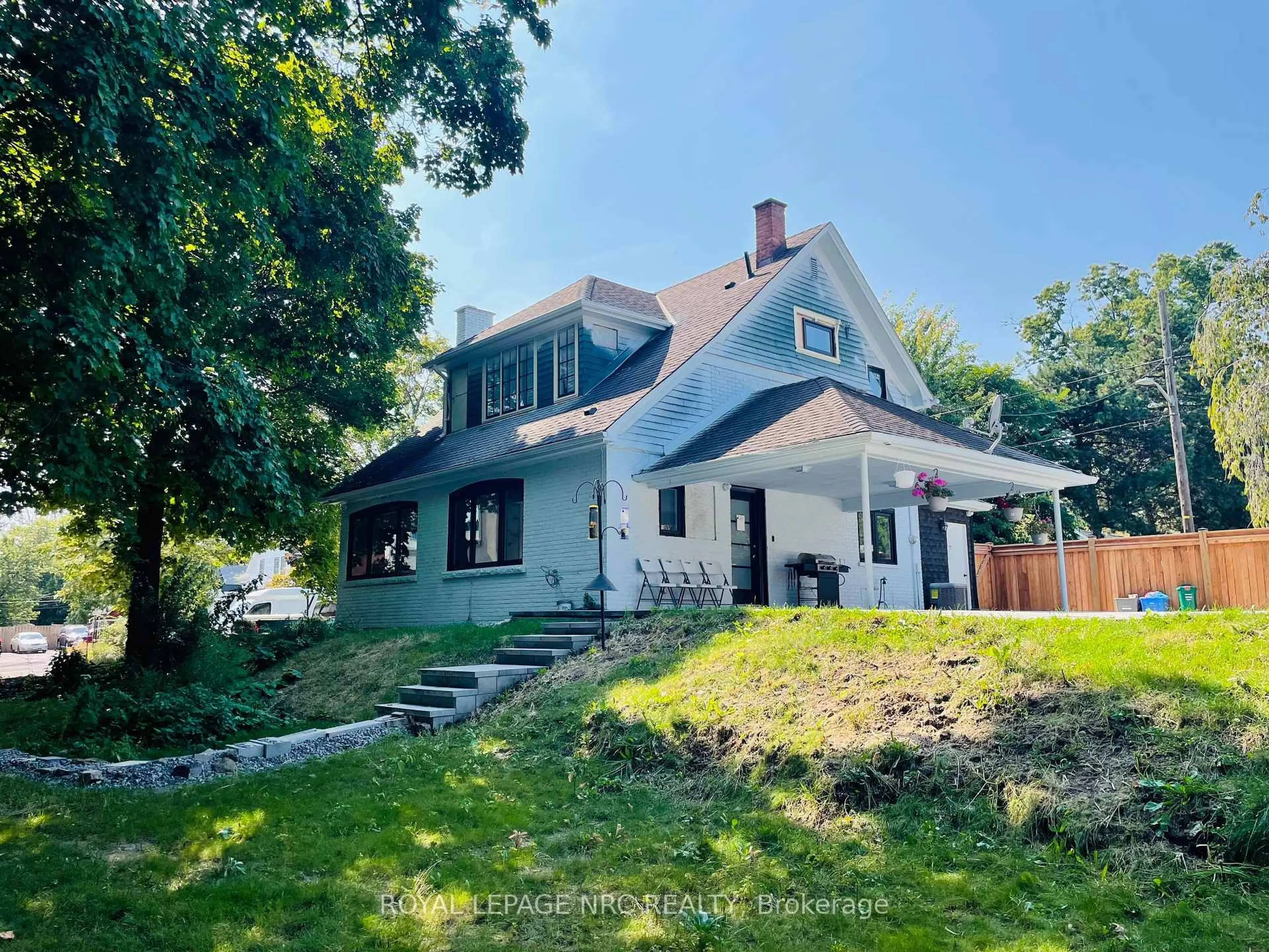 A pic from outside/outdoor area/front of a property/back of a property/a pic from drone, unknown for 5341 River Rd, Niagara Falls Ontario L2E 3G9