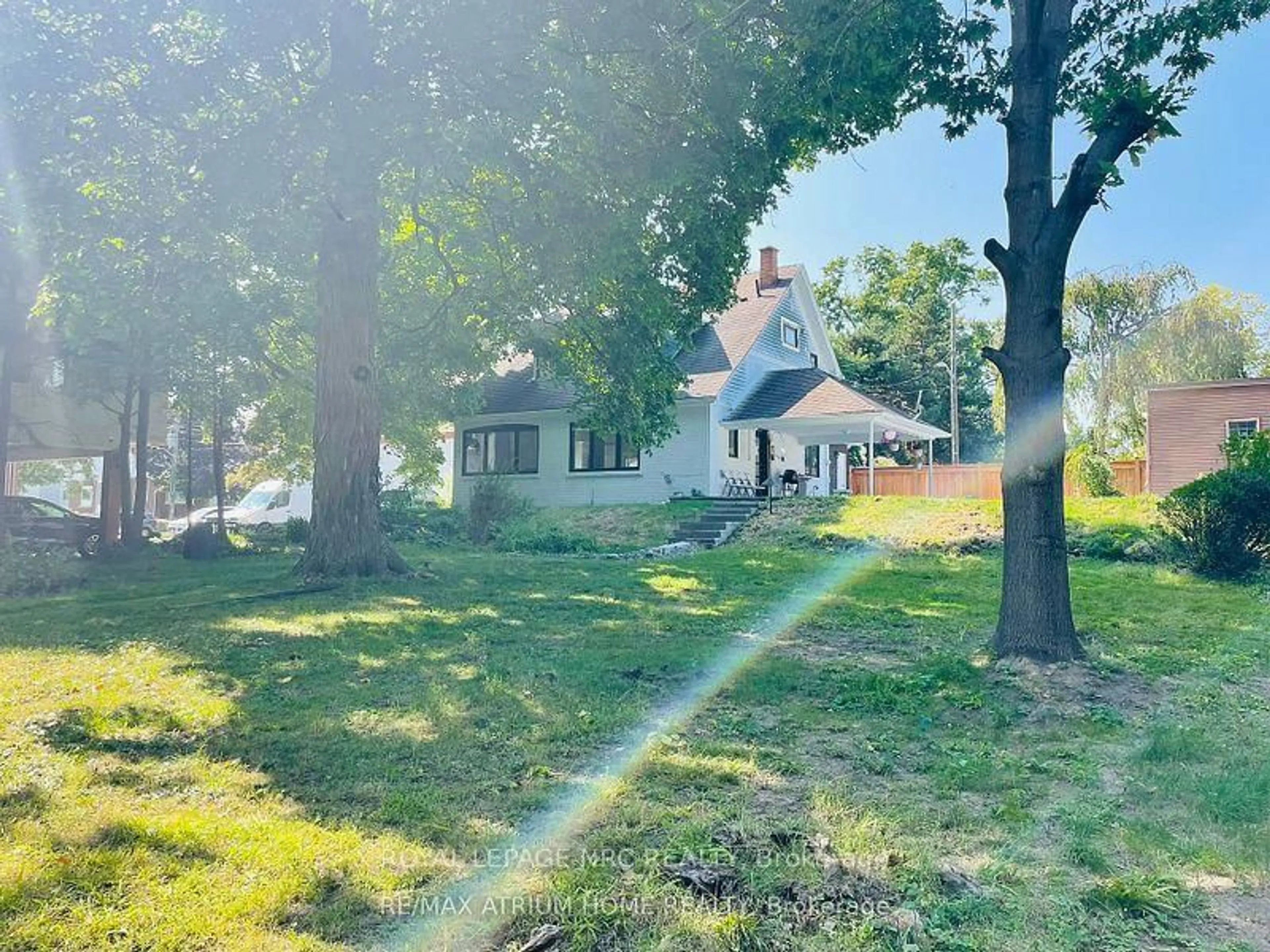 A pic from outside/outdoor area/front of a property/back of a property/a pic from drone, unknown for 5341 River Rd, Niagara Falls Ontario L2E 3G9