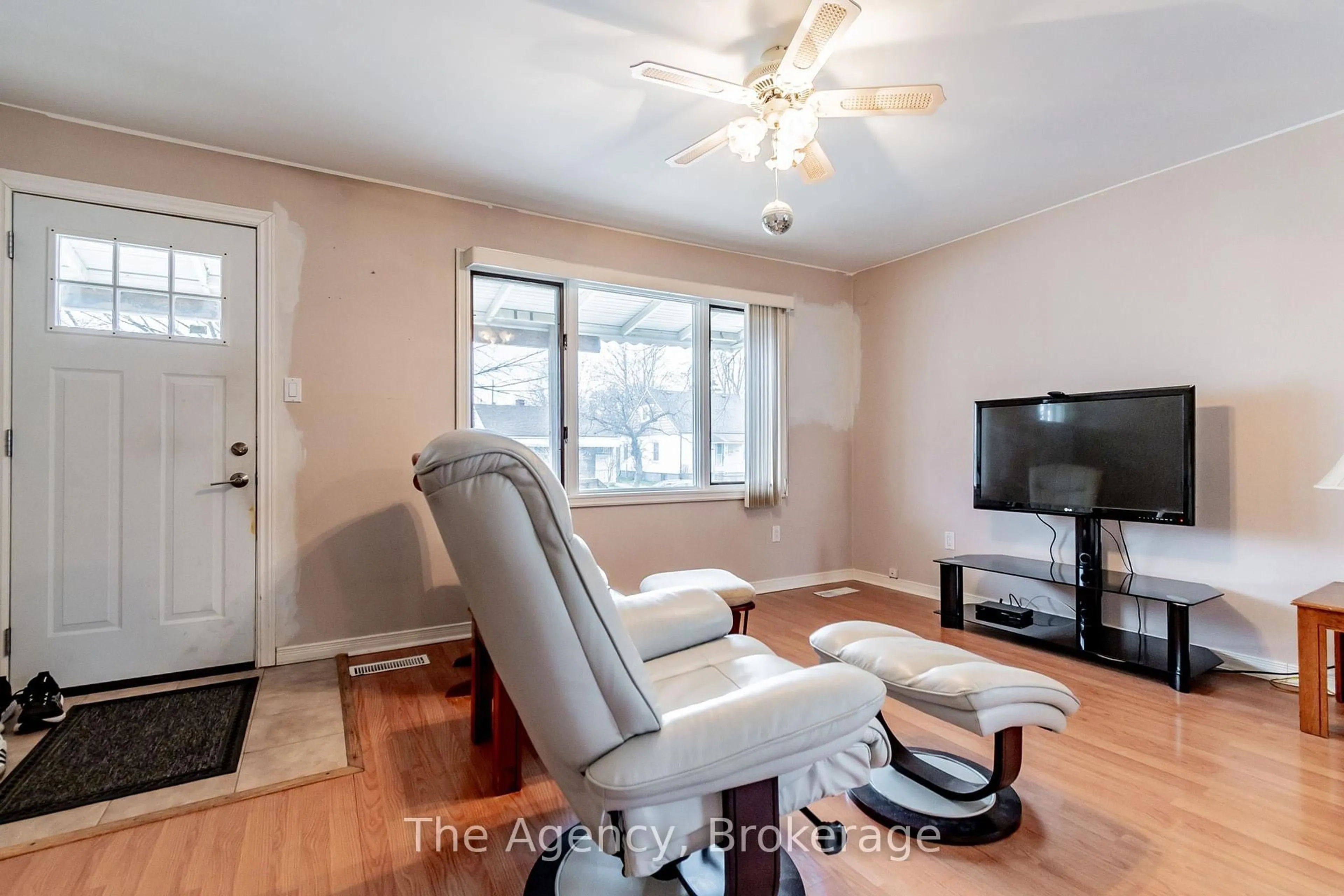 Living room with furniture, wood/laminate floor for 373 Corvette St, Welland Ontario L3B 4S8