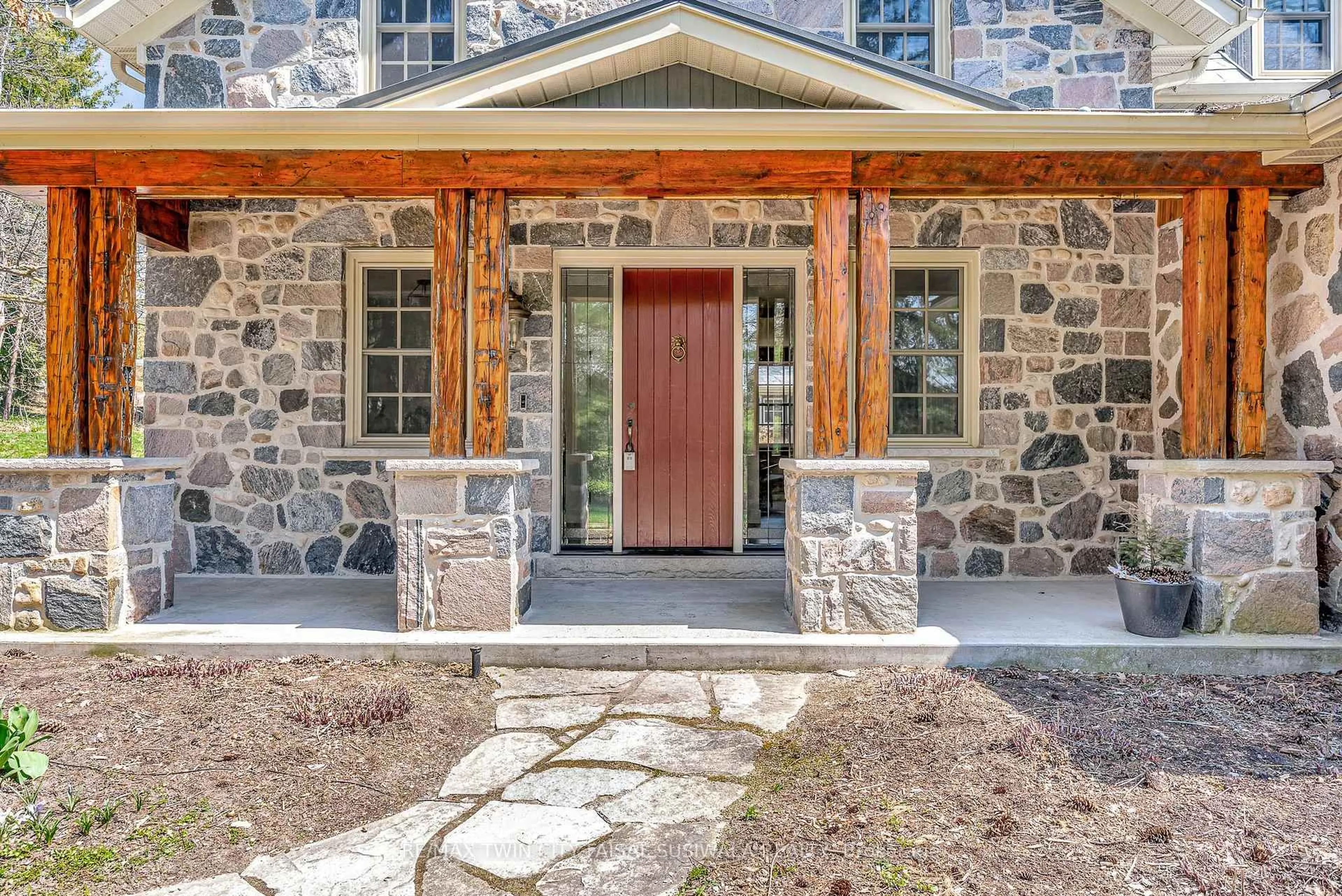 Indoor entryway for 17 The Kirksway N/A, Kitchener Ontario N2P 2J3