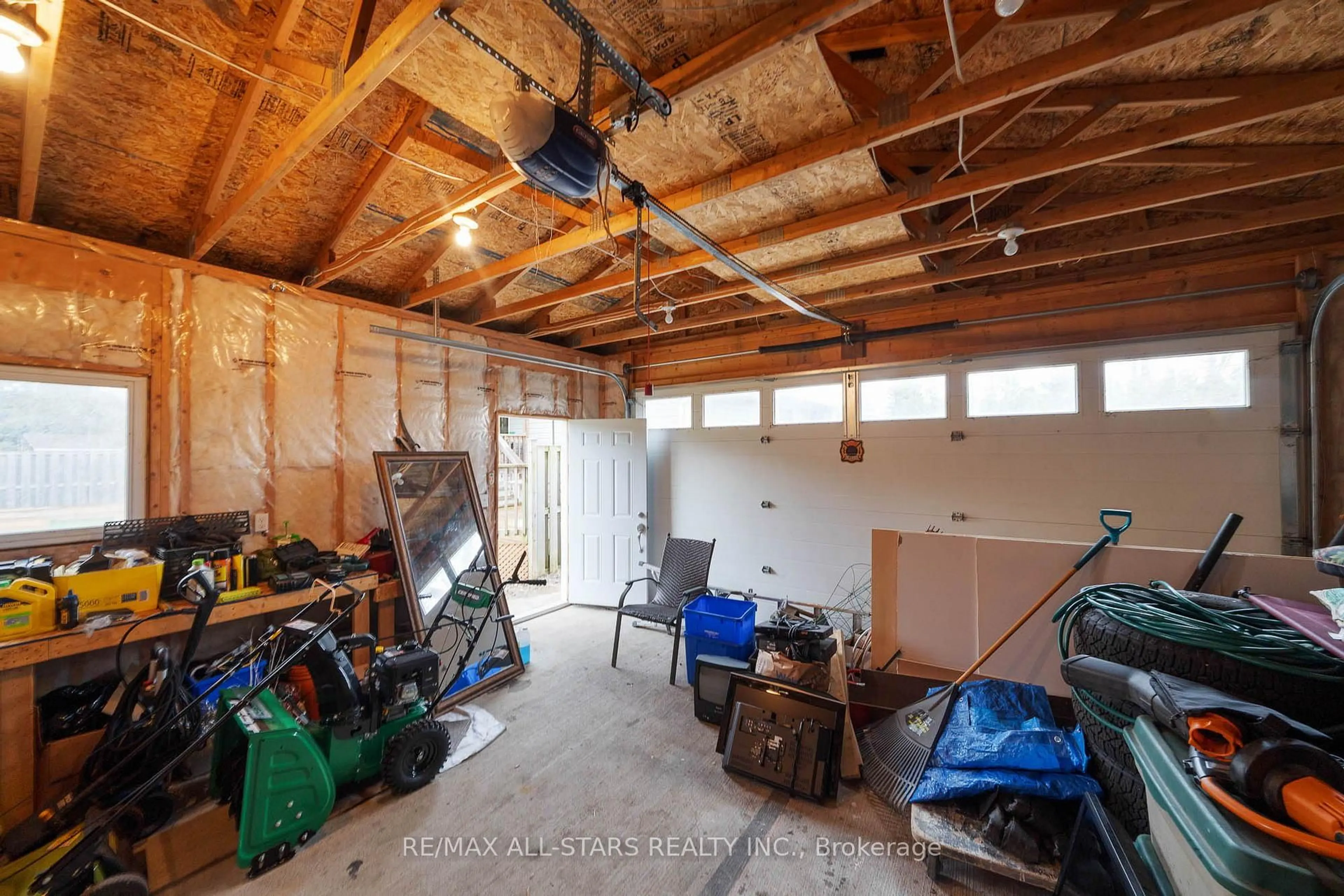 Indoor garage for 32 Newman Rd, Kawartha Lakes Ontario K0M 2C0