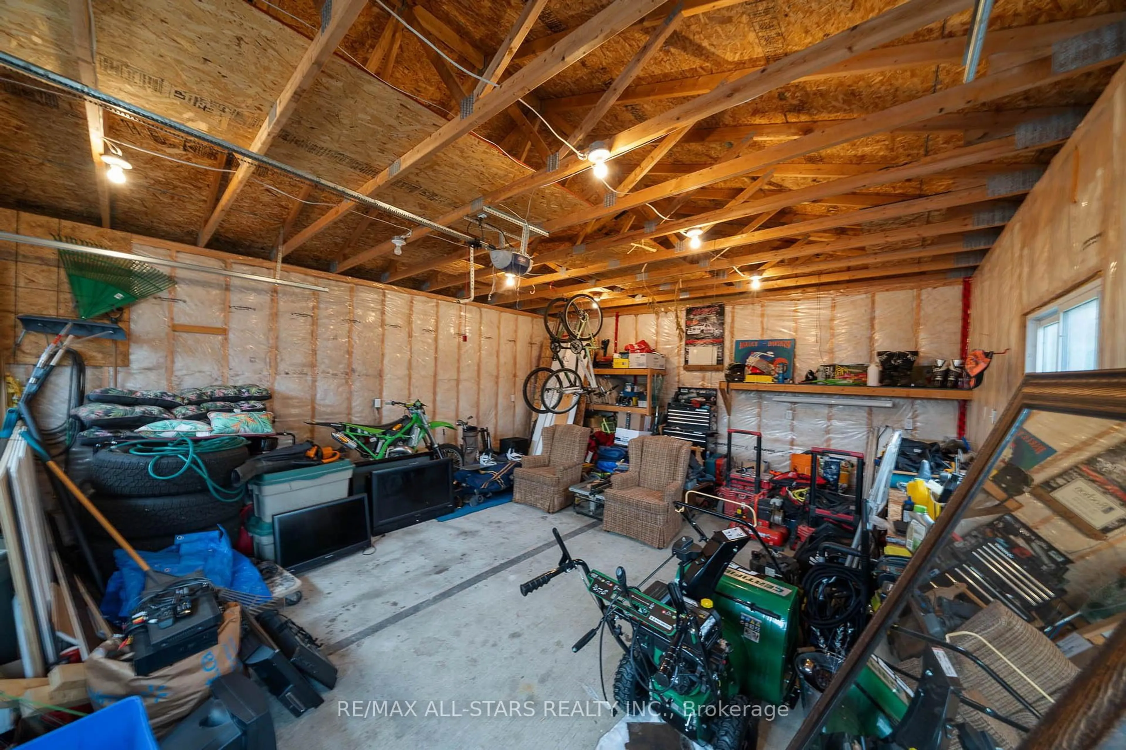 Indoor garage for 32 Newman Rd, Kawartha Lakes Ontario K0M 2C0