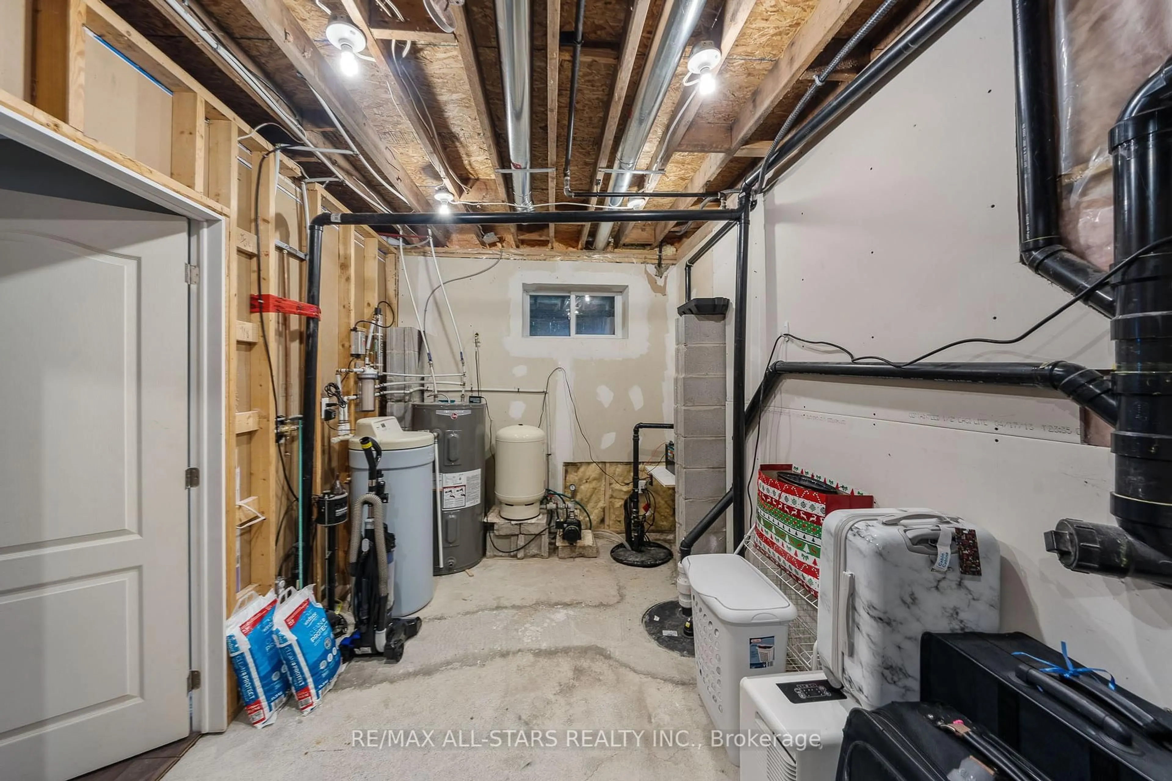 Indoor garage for 32 Newman Rd, Kawartha Lakes Ontario K0M 2C0