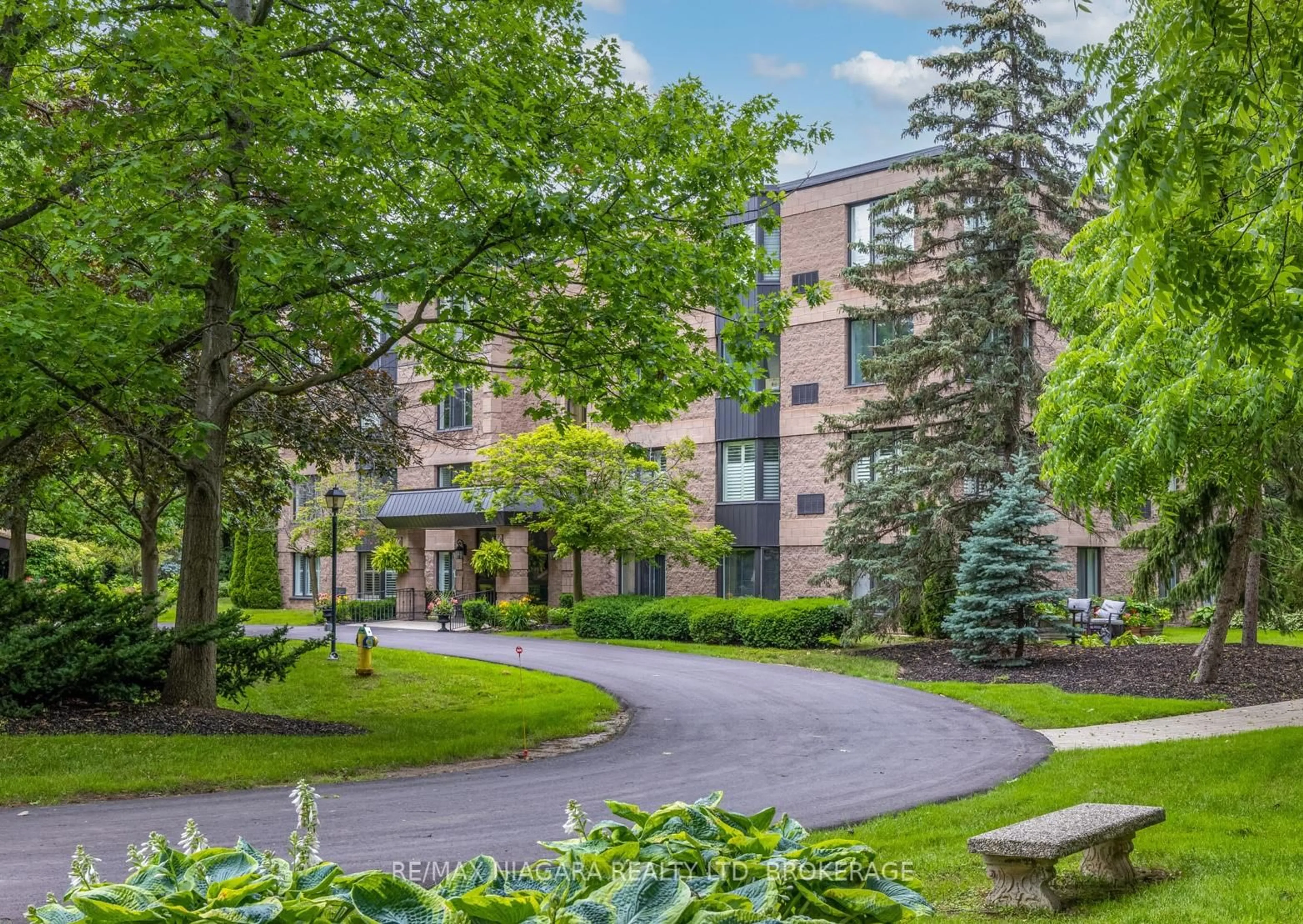 Patio, street for 61 Paffard St #403, Niagara-on-the-Lake Ontario L0S 1J0