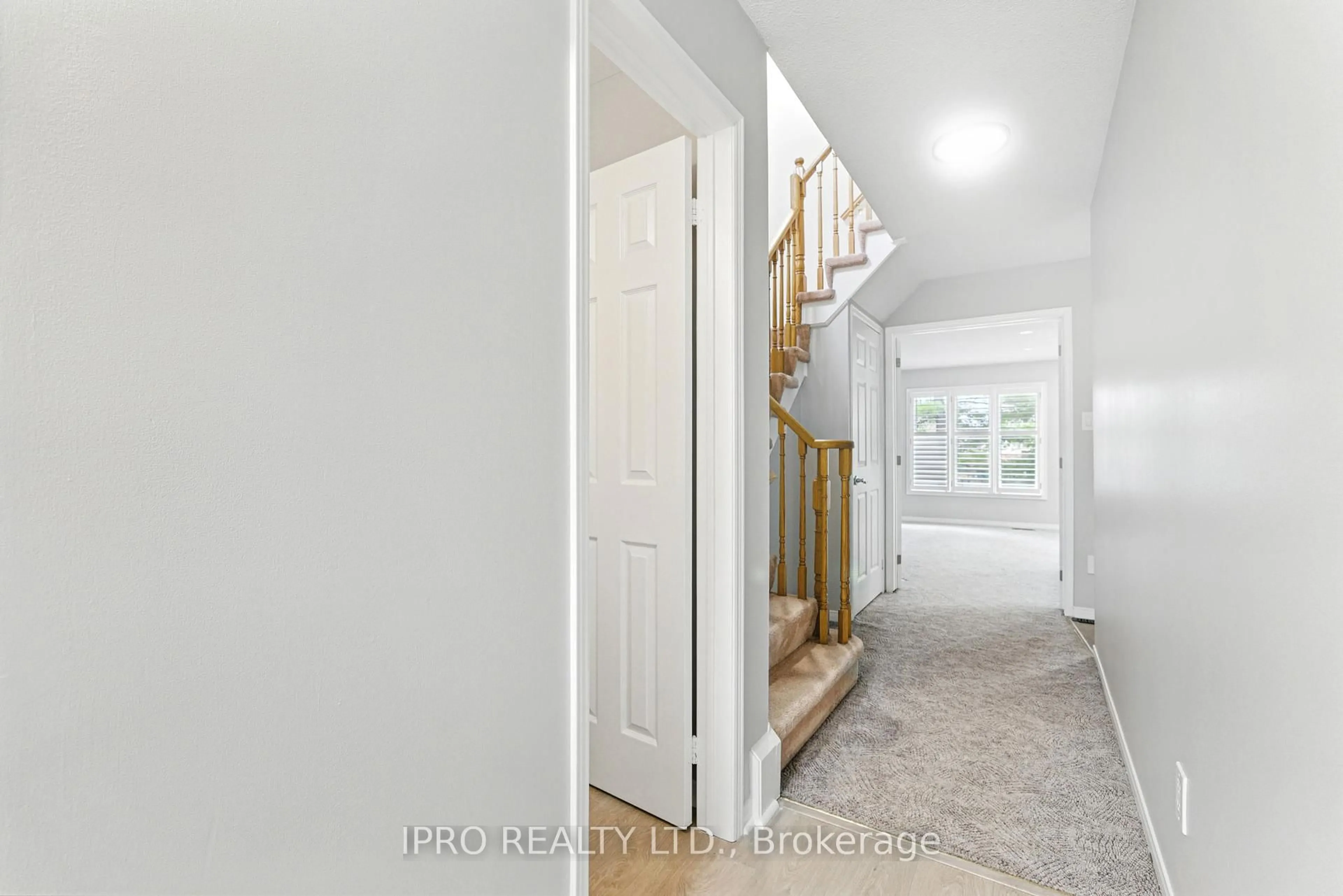 Indoor entryway for 79 Braeheid Ave #9, Hamilton Ontario L8B 0C6