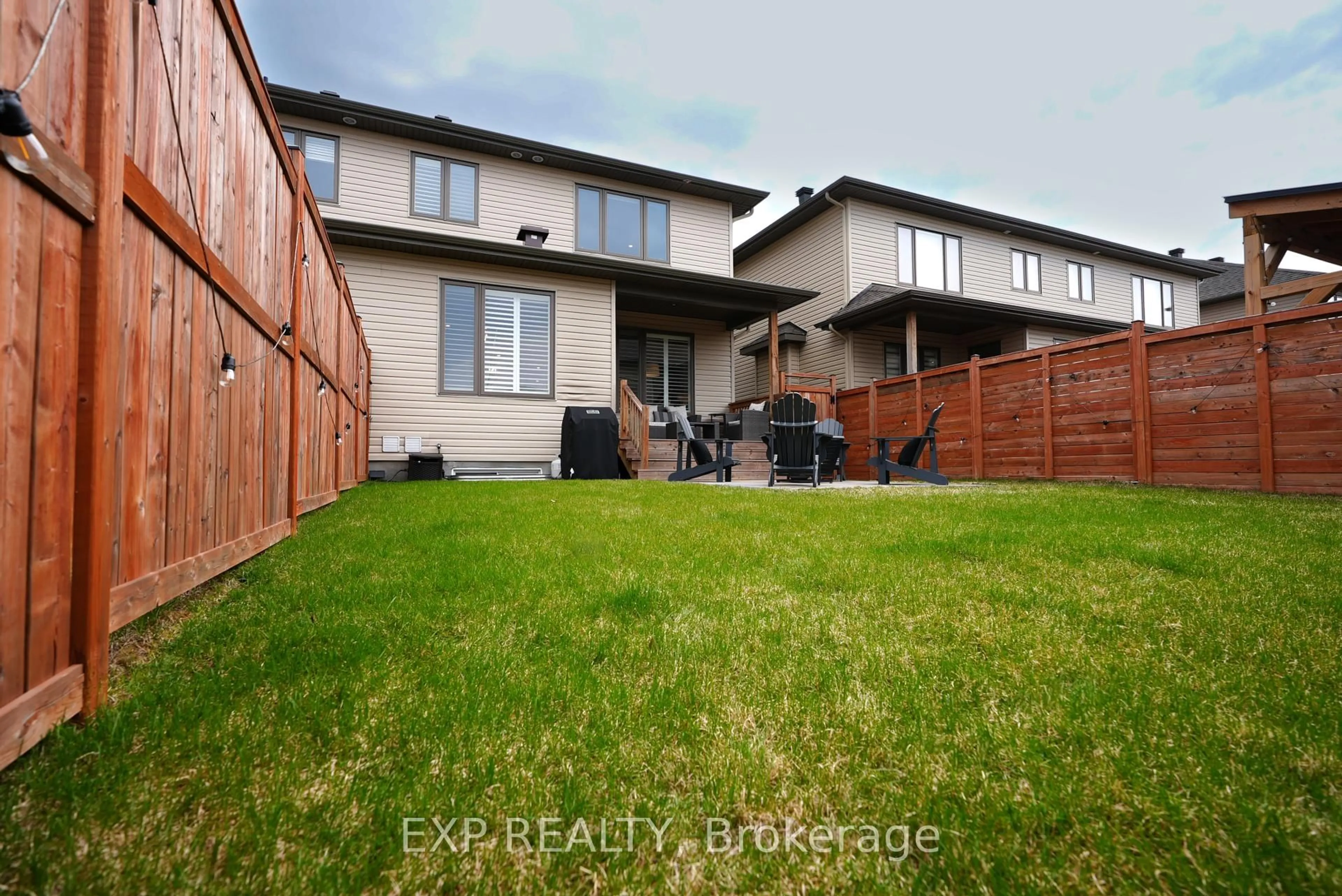 A pic from outside/outdoor area/front of a property/back of a property/a pic from drone, street for 262 West Ridge Dr, Ottawa Ontario K2S 2A5