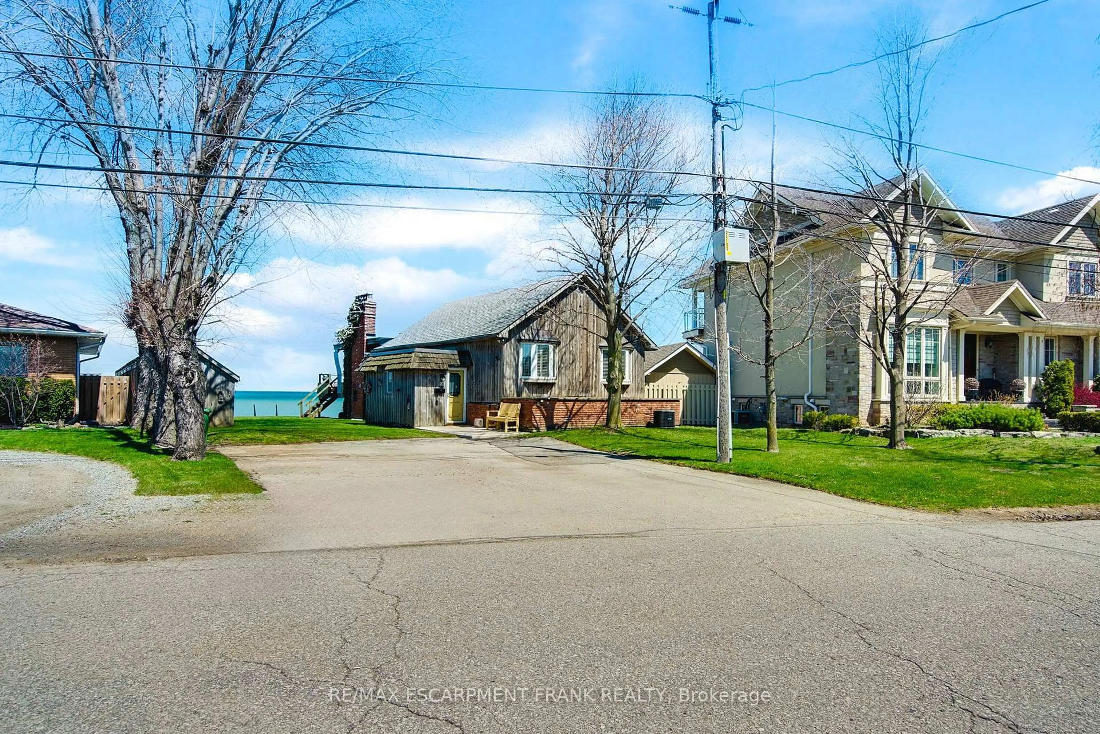 A pic from outside/outdoor area/front of a property/back of a property/a pic from drone, street for 56 SEABREEZE Cres, Hamilton Ontario L8E 5C9