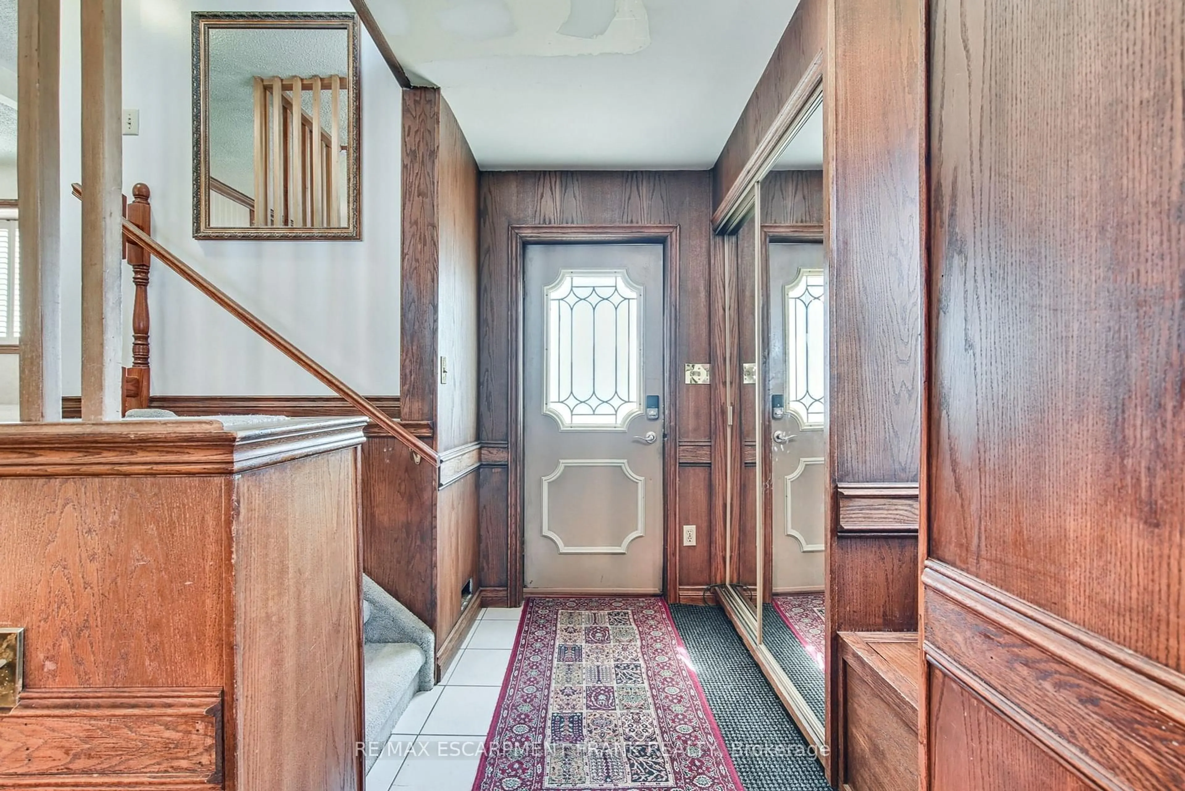 Indoor foyer for 56 SEABREEZE Cres, Hamilton Ontario L8E 5C9