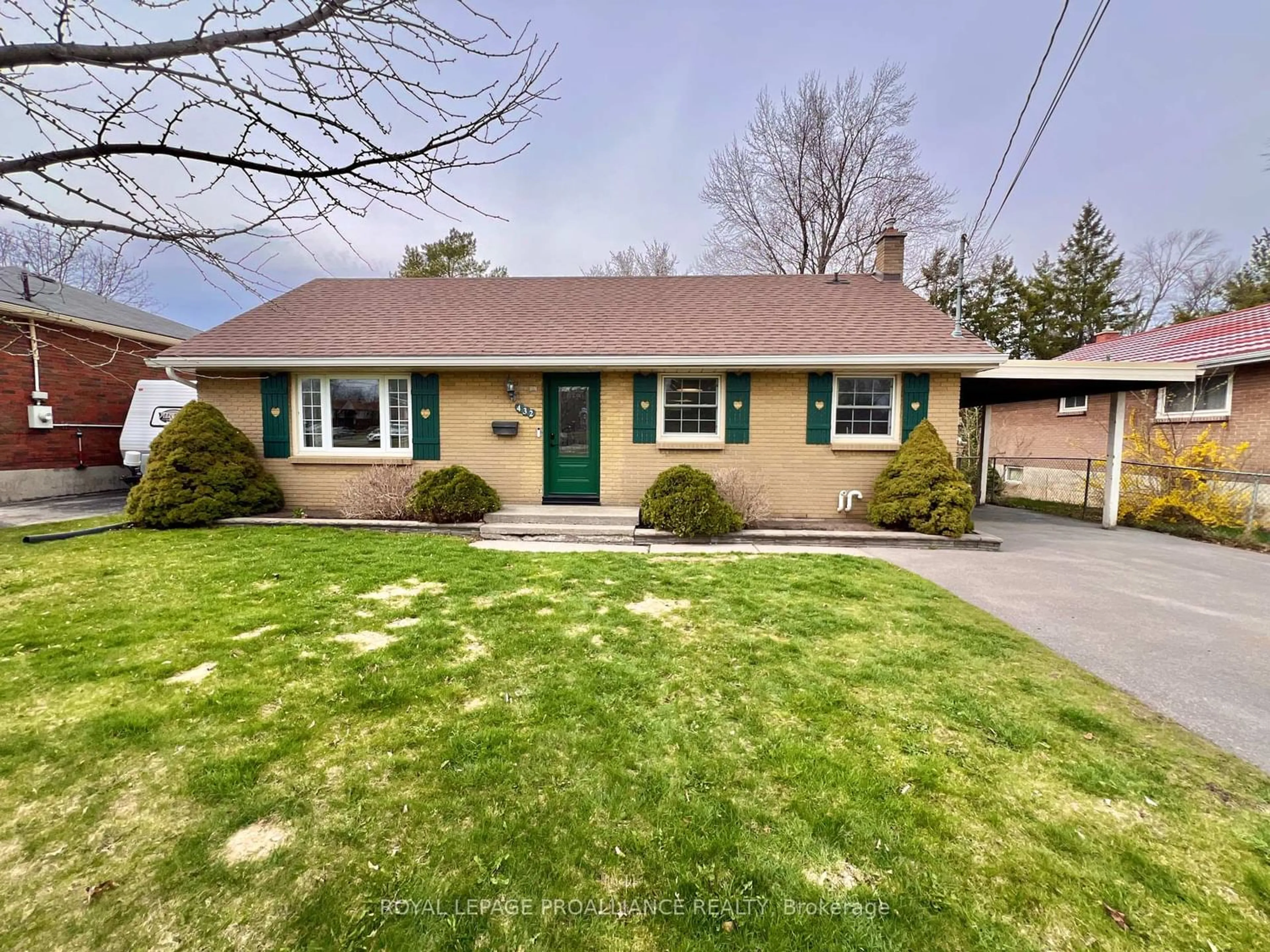 Home with vinyl exterior material, street for 432 Victoria Ave, Belleville Ontario K8N 2E9