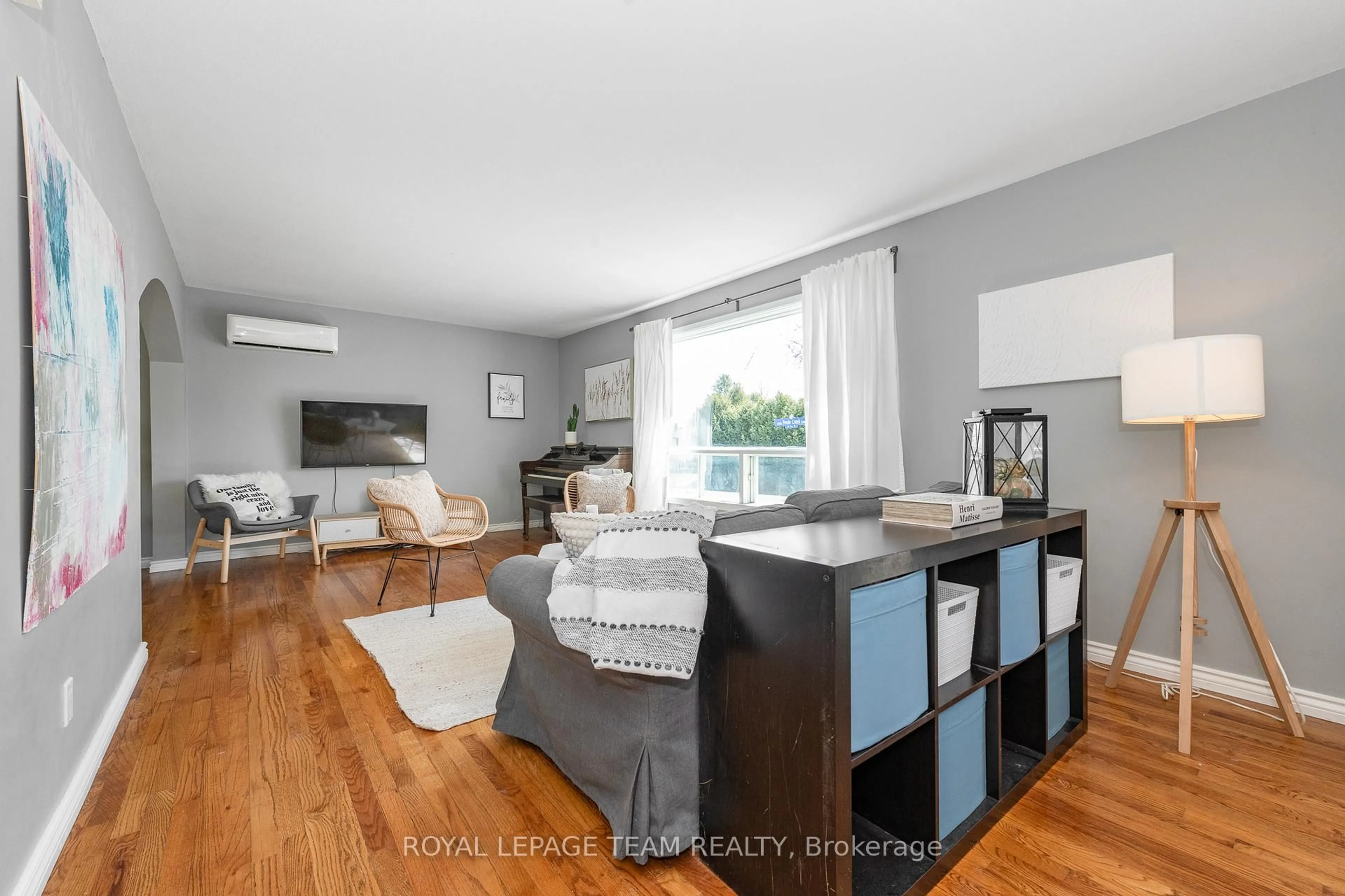 Living room with furniture, wood/laminate floor for 34 Poole Creek Cres, Ottawa Ontario K2S 1T7