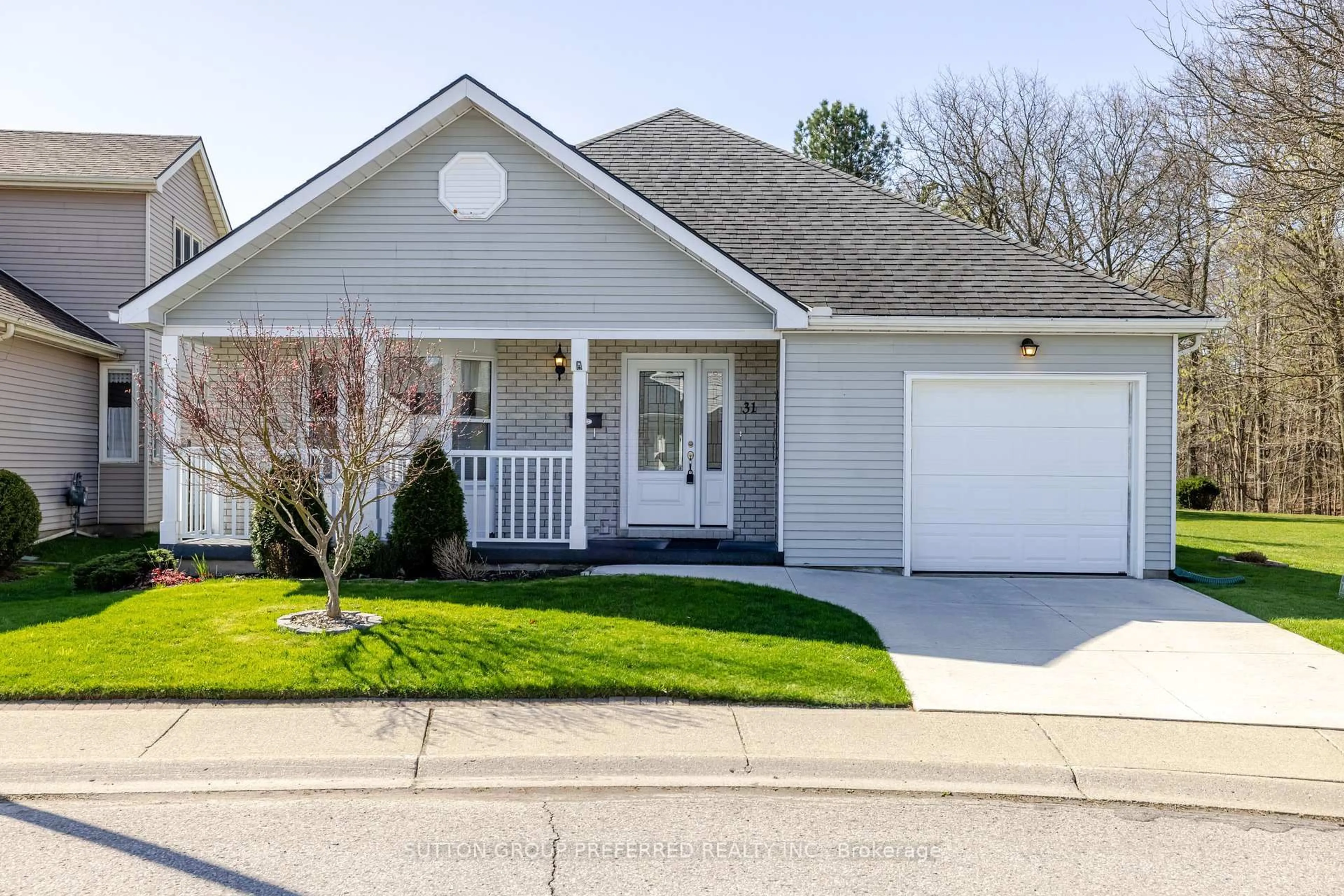 Home with vinyl exterior material, street for 31 Hawkins Cres, Tillsonburg Ontario N4G 5K6