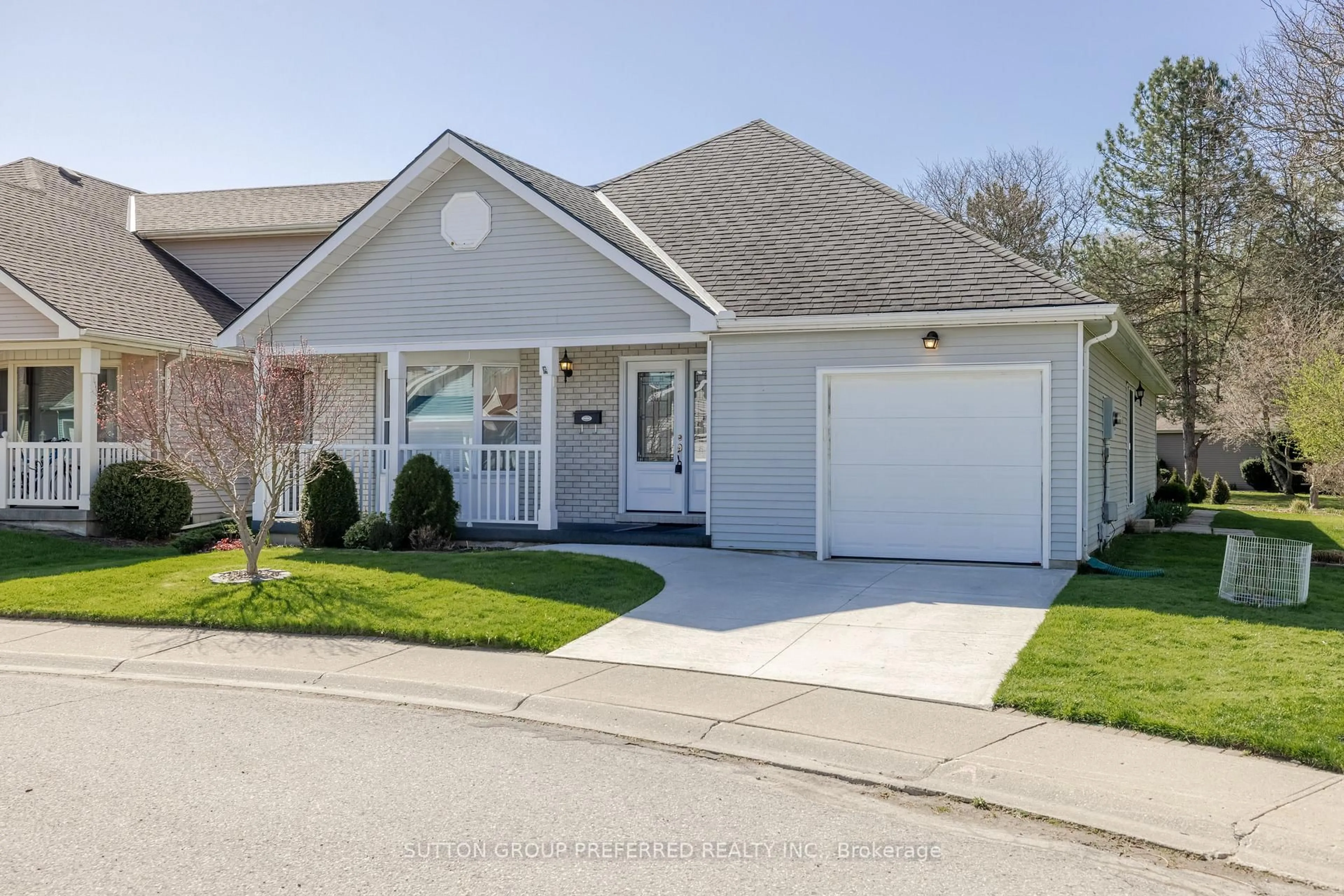 Home with vinyl exterior material, street for 31 Hawkins Cres, Tillsonburg Ontario N4G 5K6